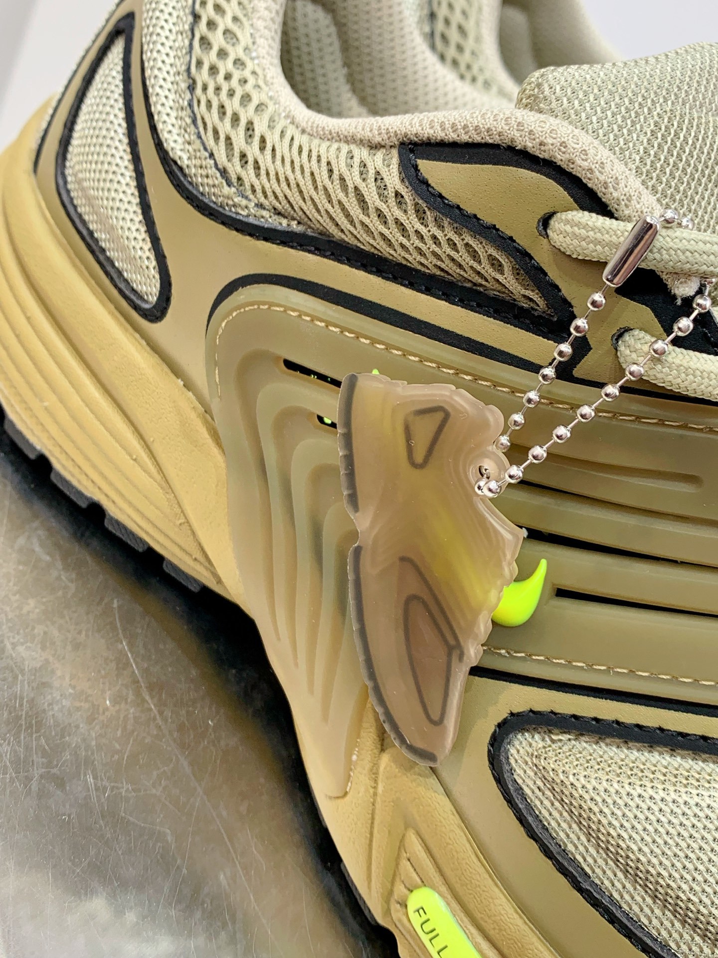 Nike V2K Run White / Grey detail view 1