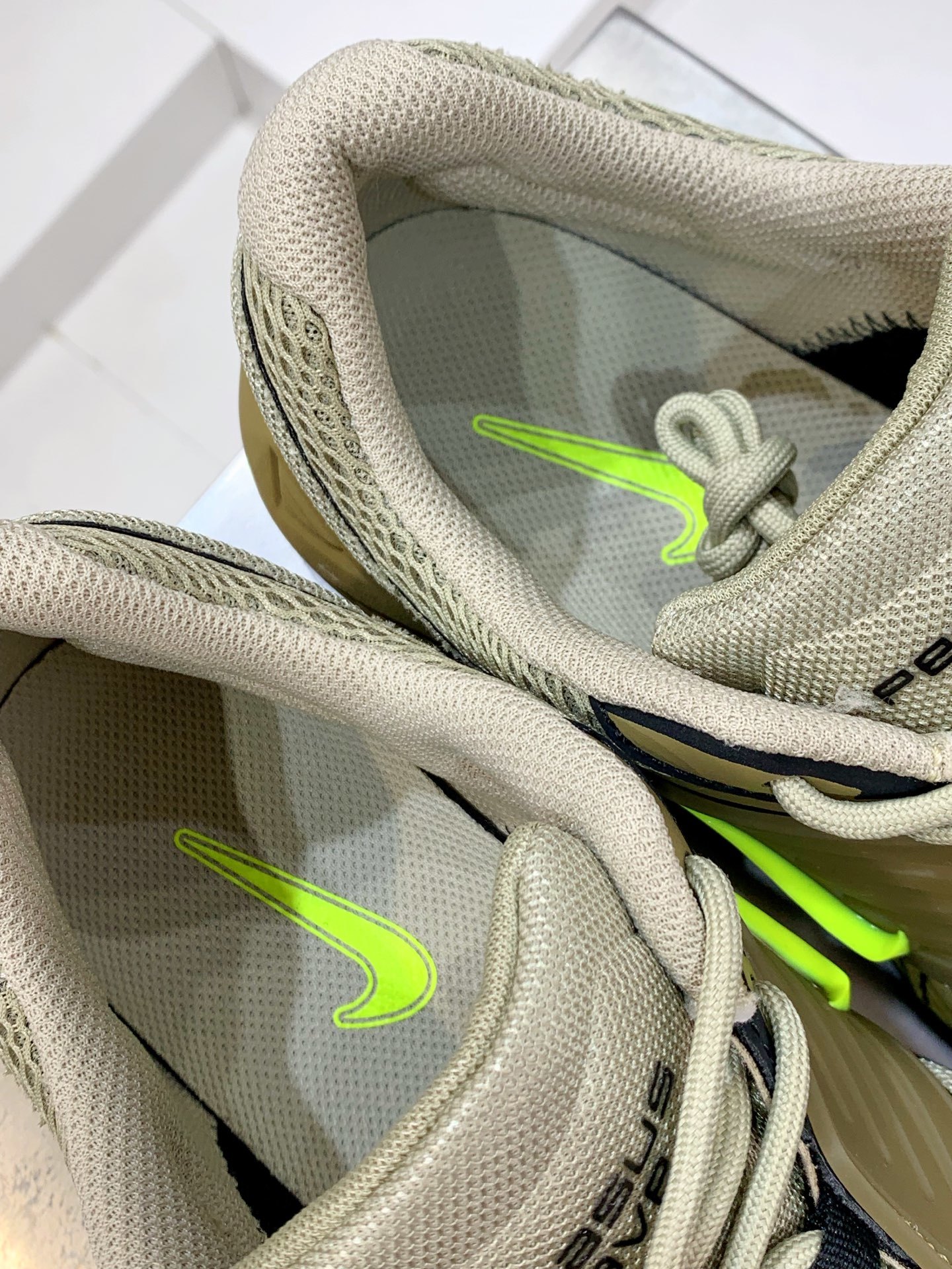 Nike V2K Run White / Grey detail view 2