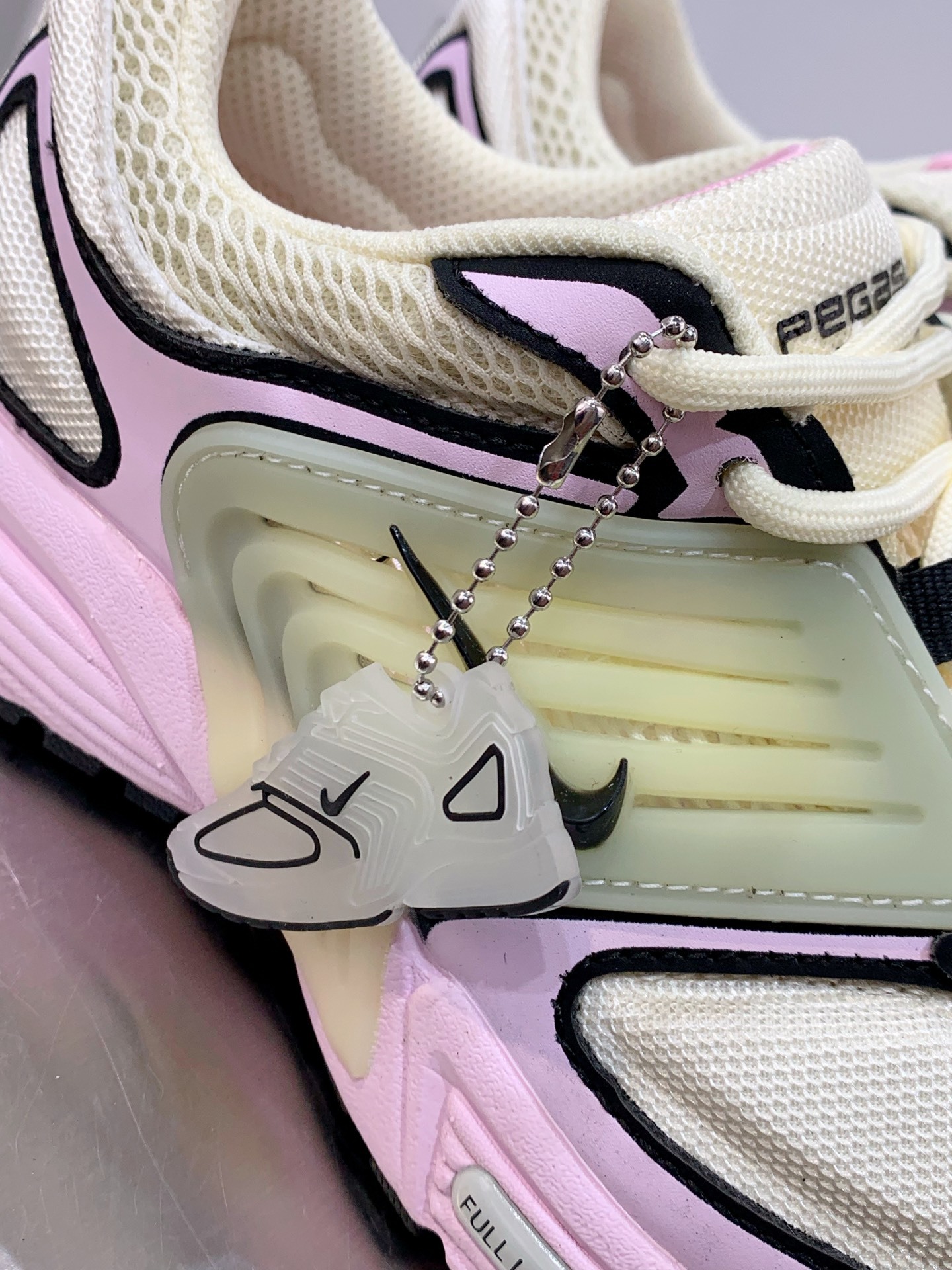 Nike V2K Run White / Grey detail view 1