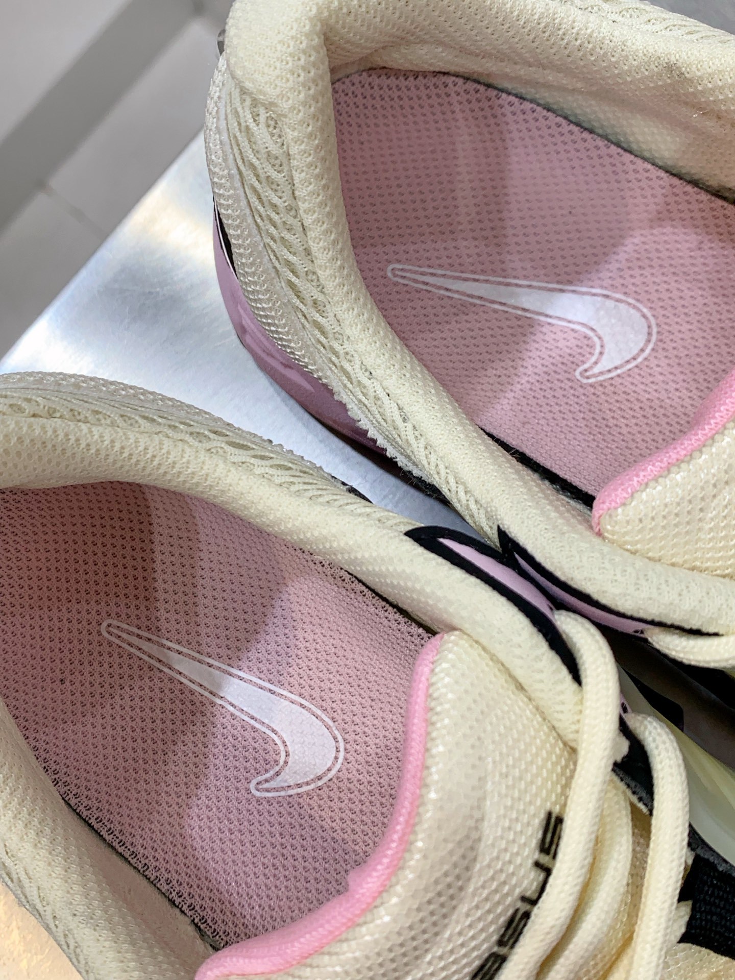 Nike V2K Run White / Grey detail view 2