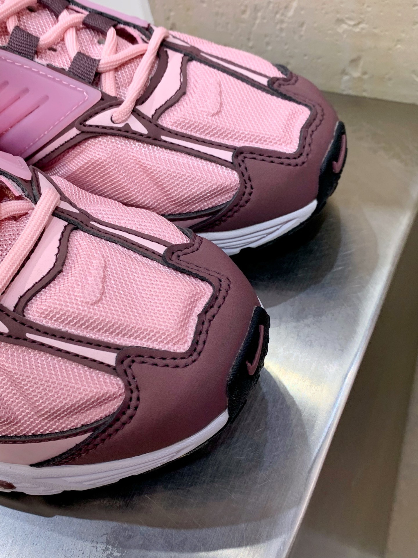 Nike V2K Run Pink / Grey main view