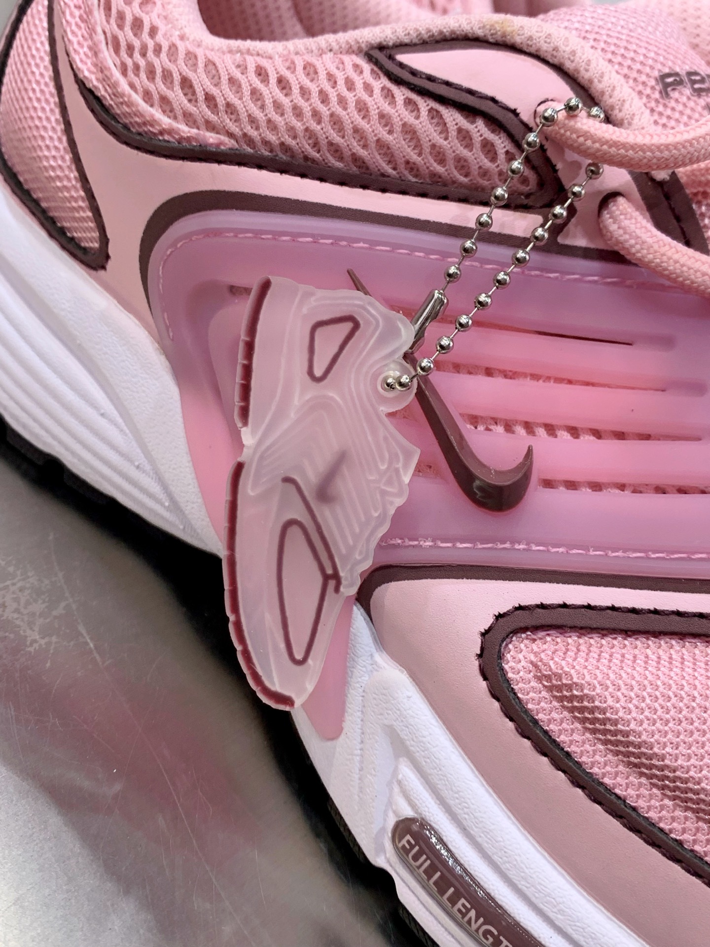Nike V2K Run Pink / Grey detail view 1