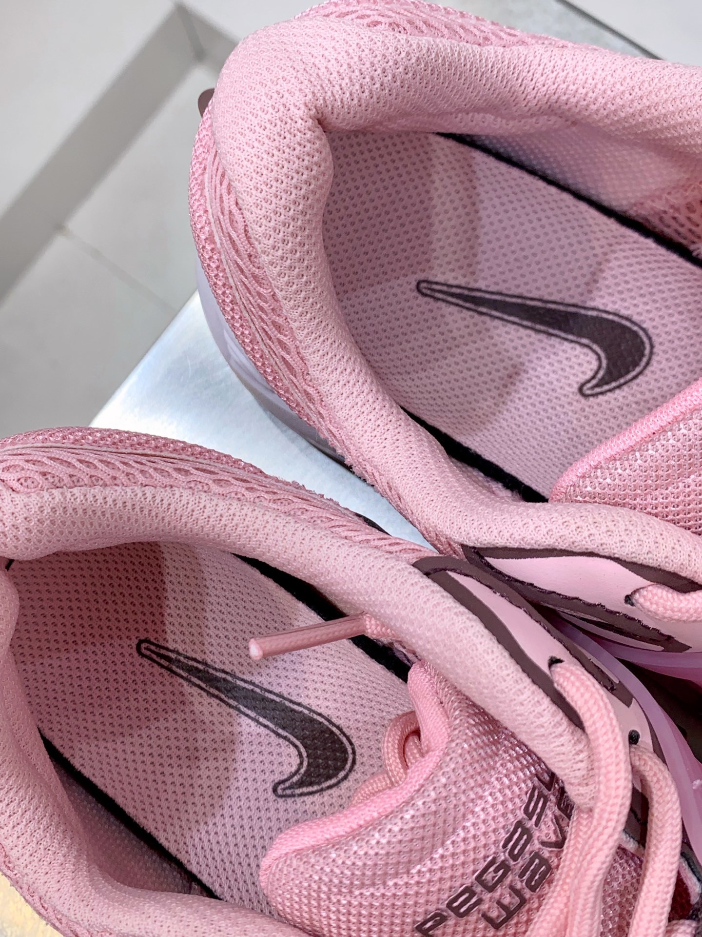 Nike V2K Run Pink / Grey detail view 2