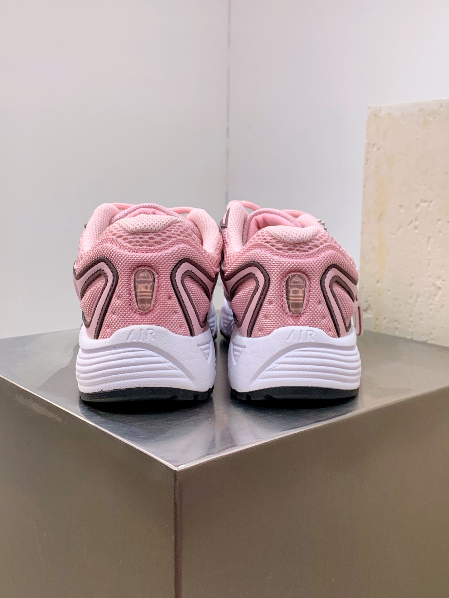 Nike V2K Run Pink / Grey detail view 3