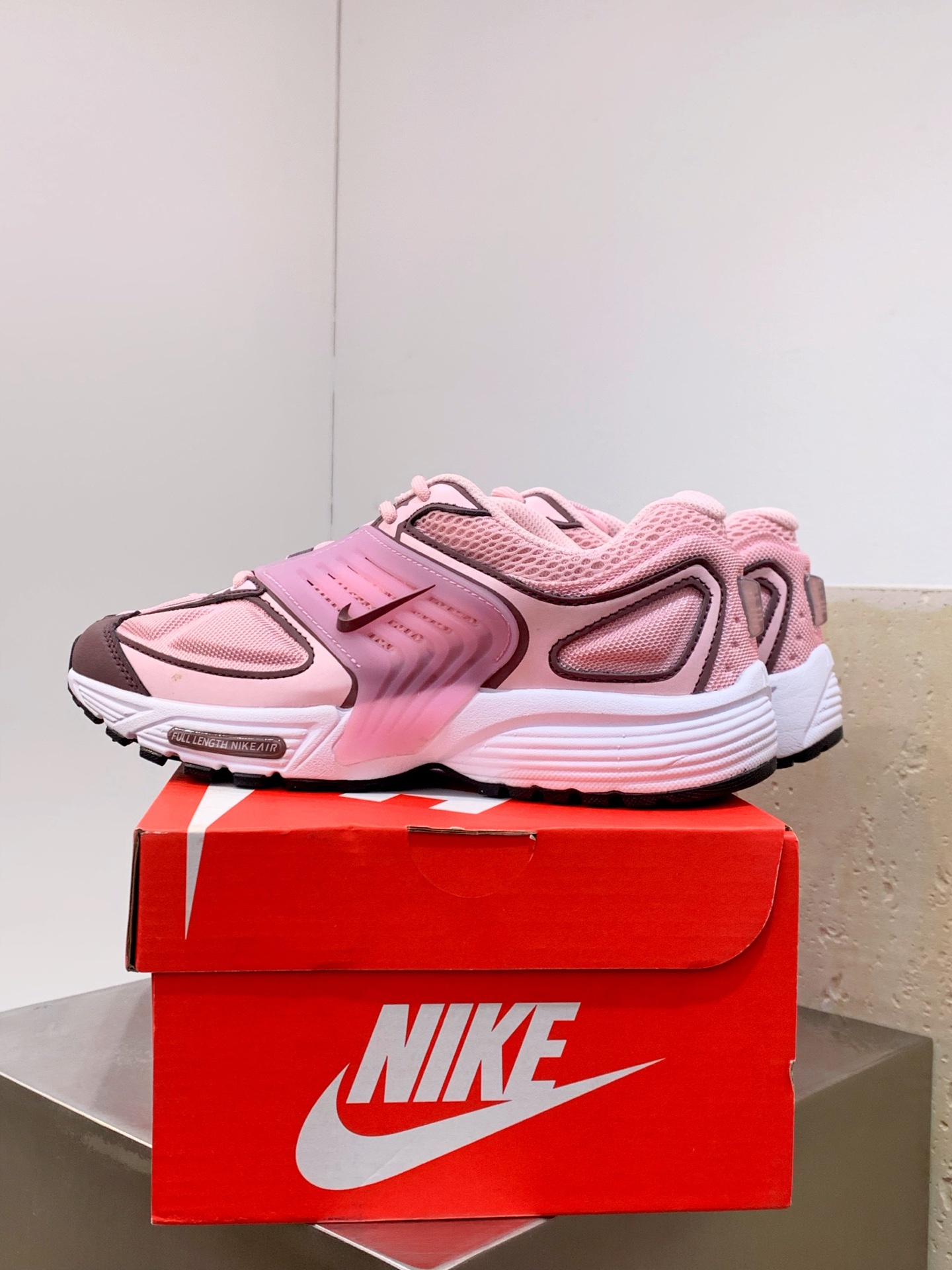 Nike V2K Run Pink / Grey detail view 4