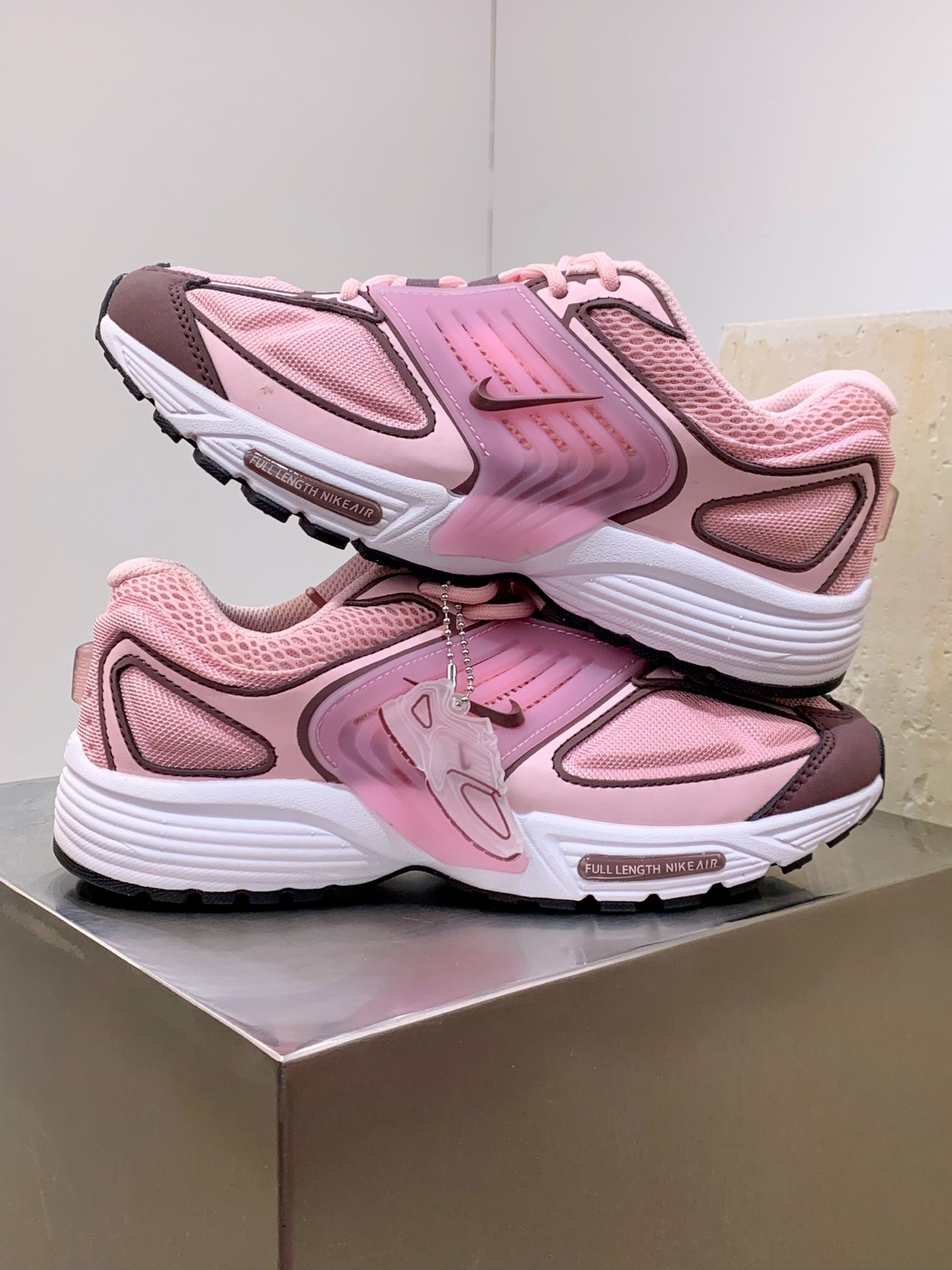 Nike V2K Run Pink / Grey detail view 5