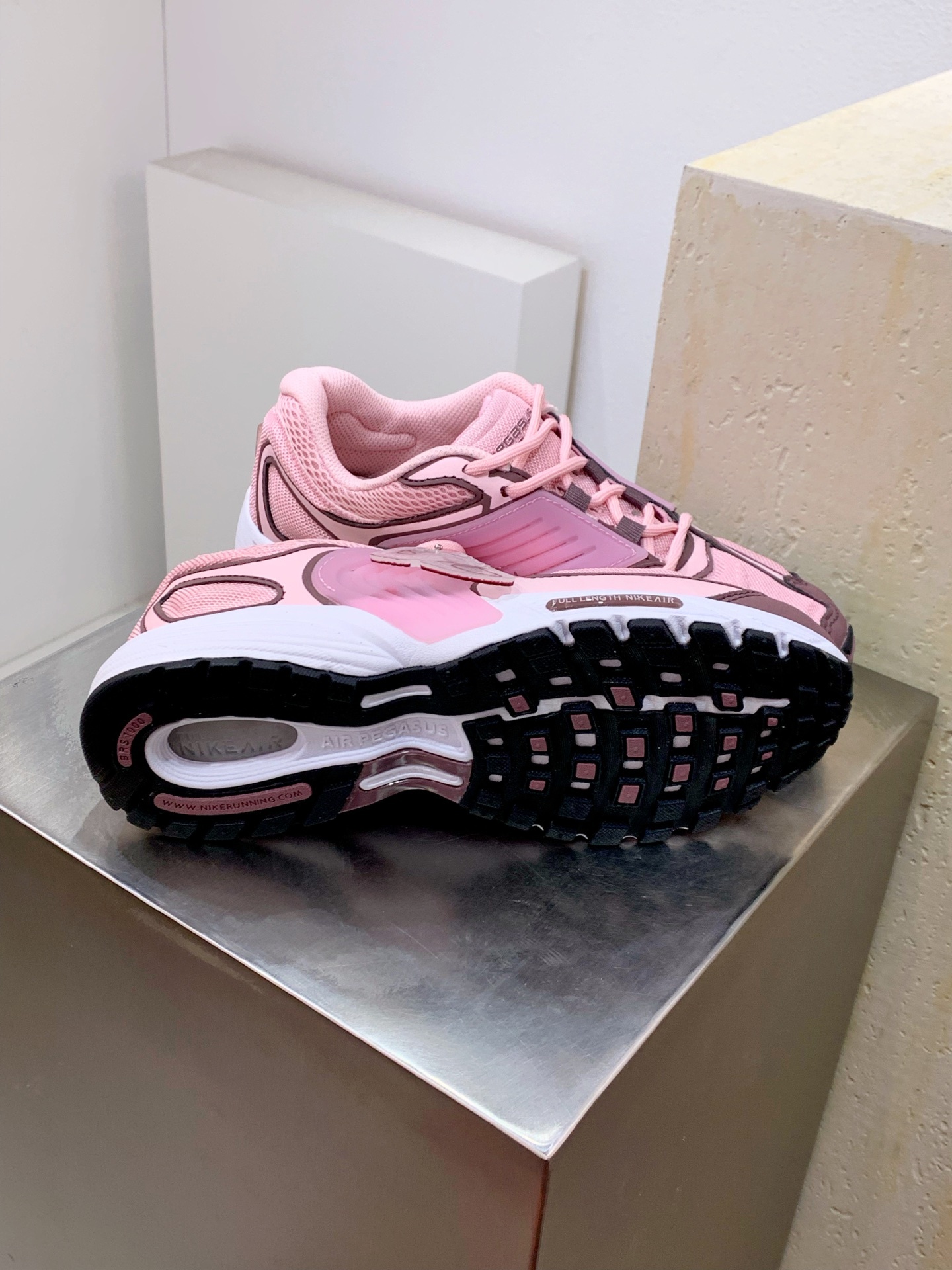 Nike V2K Run Pink / Grey detail view 6