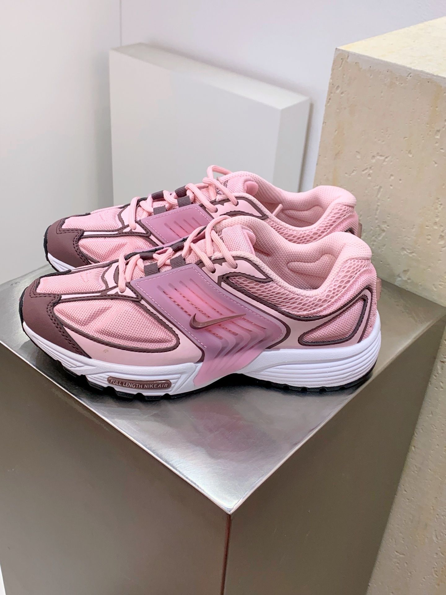Nike V2K Run Pink / Grey detail view 8