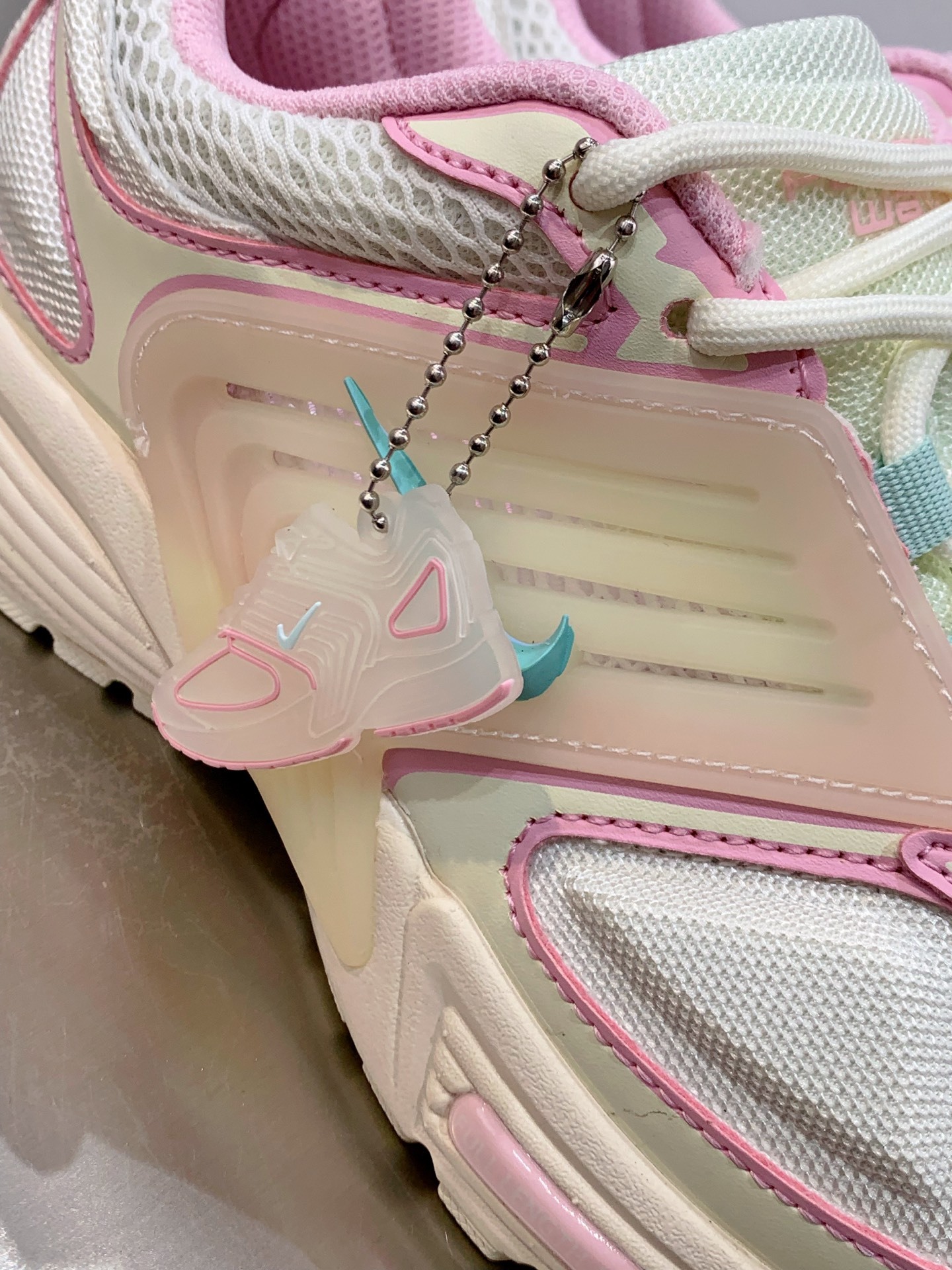 Nike V2K Run White / Grey detail view 1