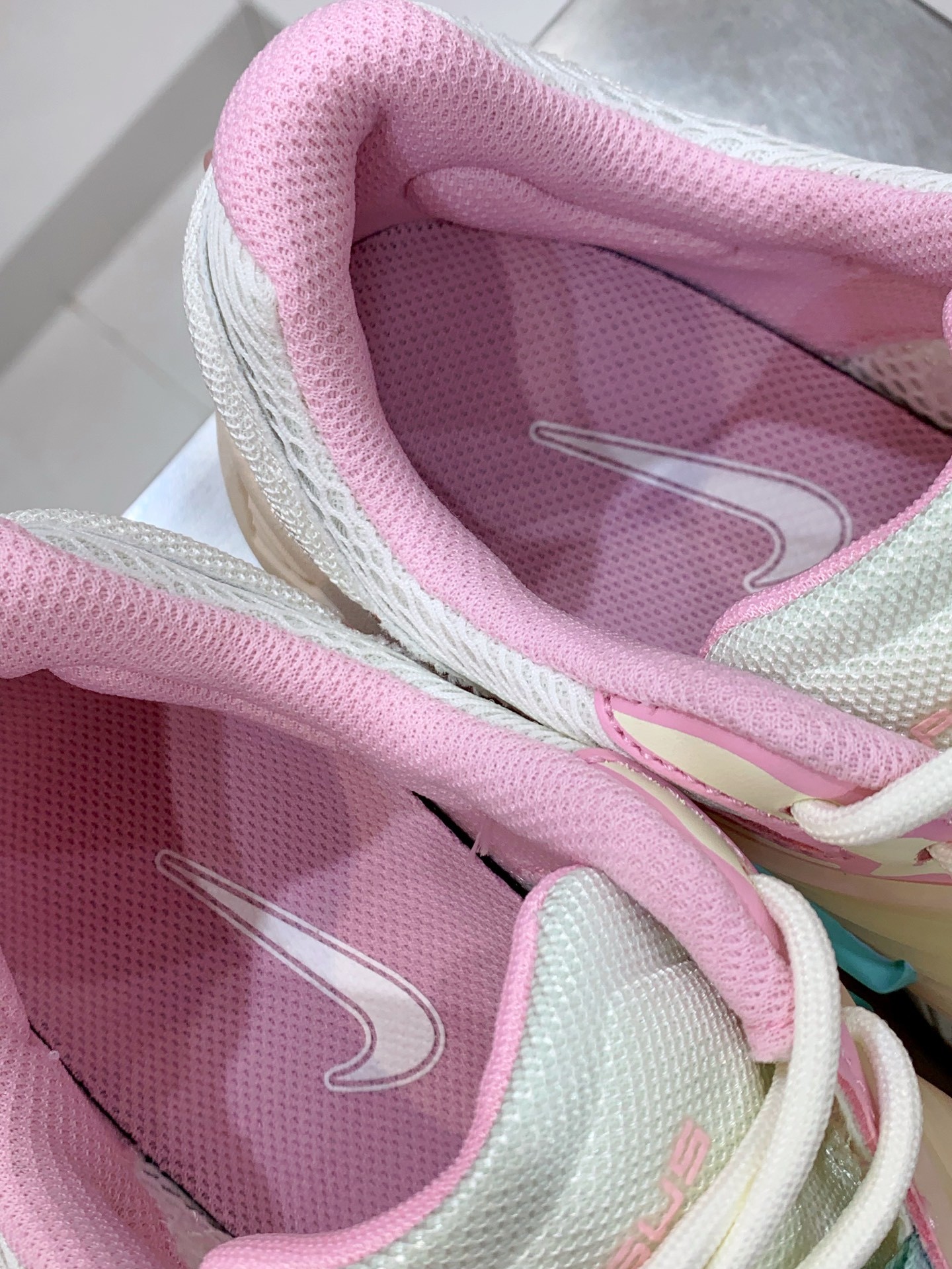 Nike V2K Run White / Grey detail view 2