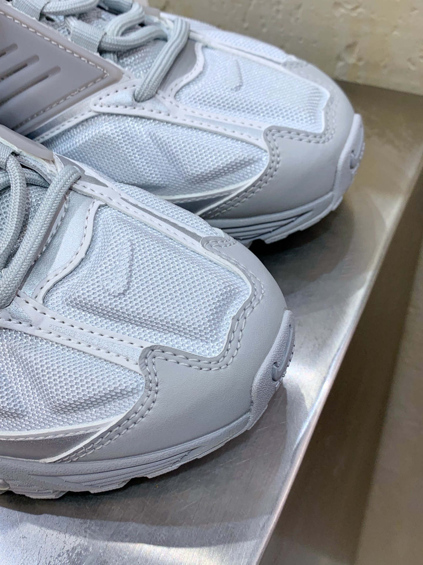 Nike V2K Run White / Grey main view