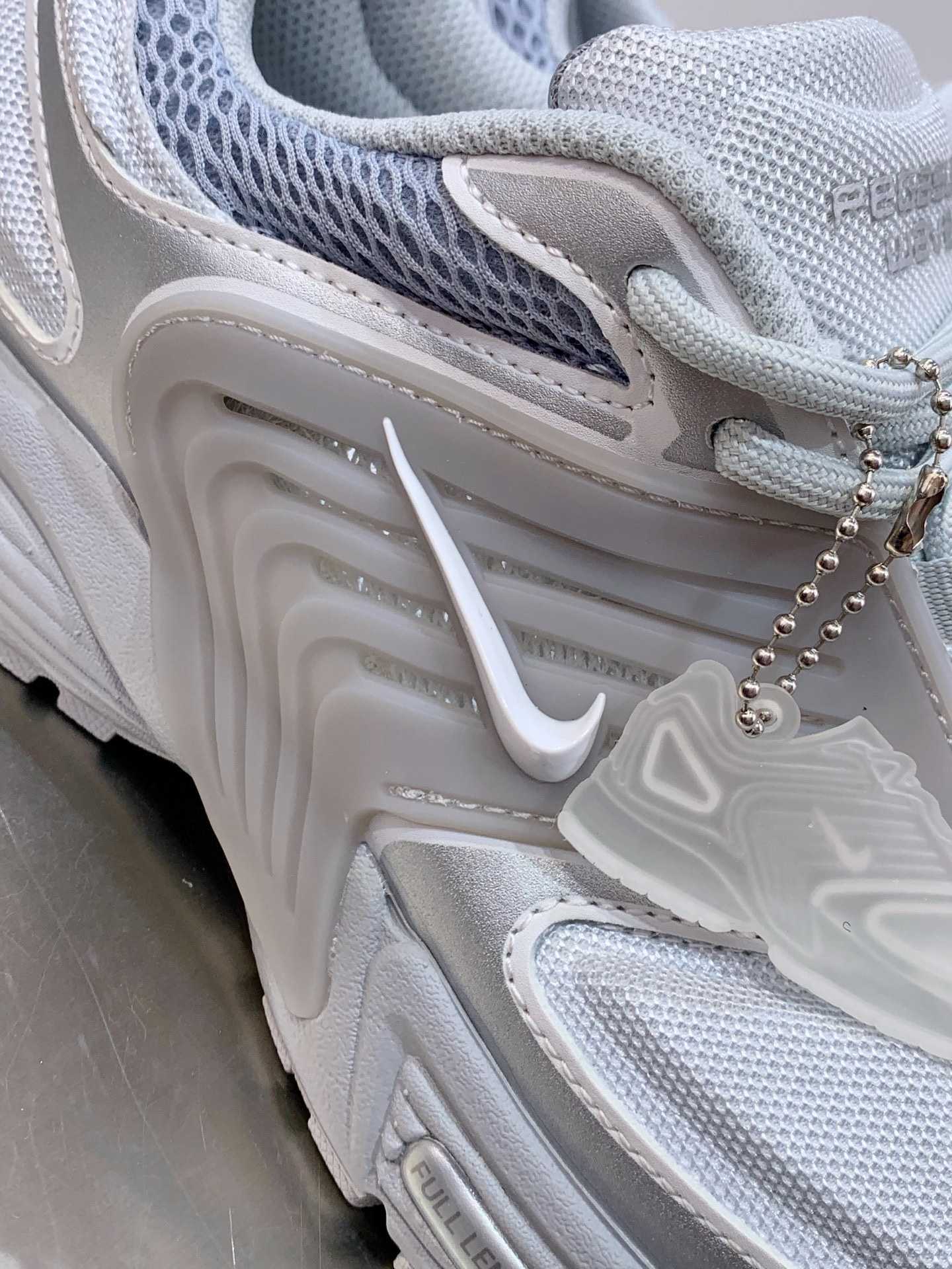 Nike V2K Run White / Grey detail view 1