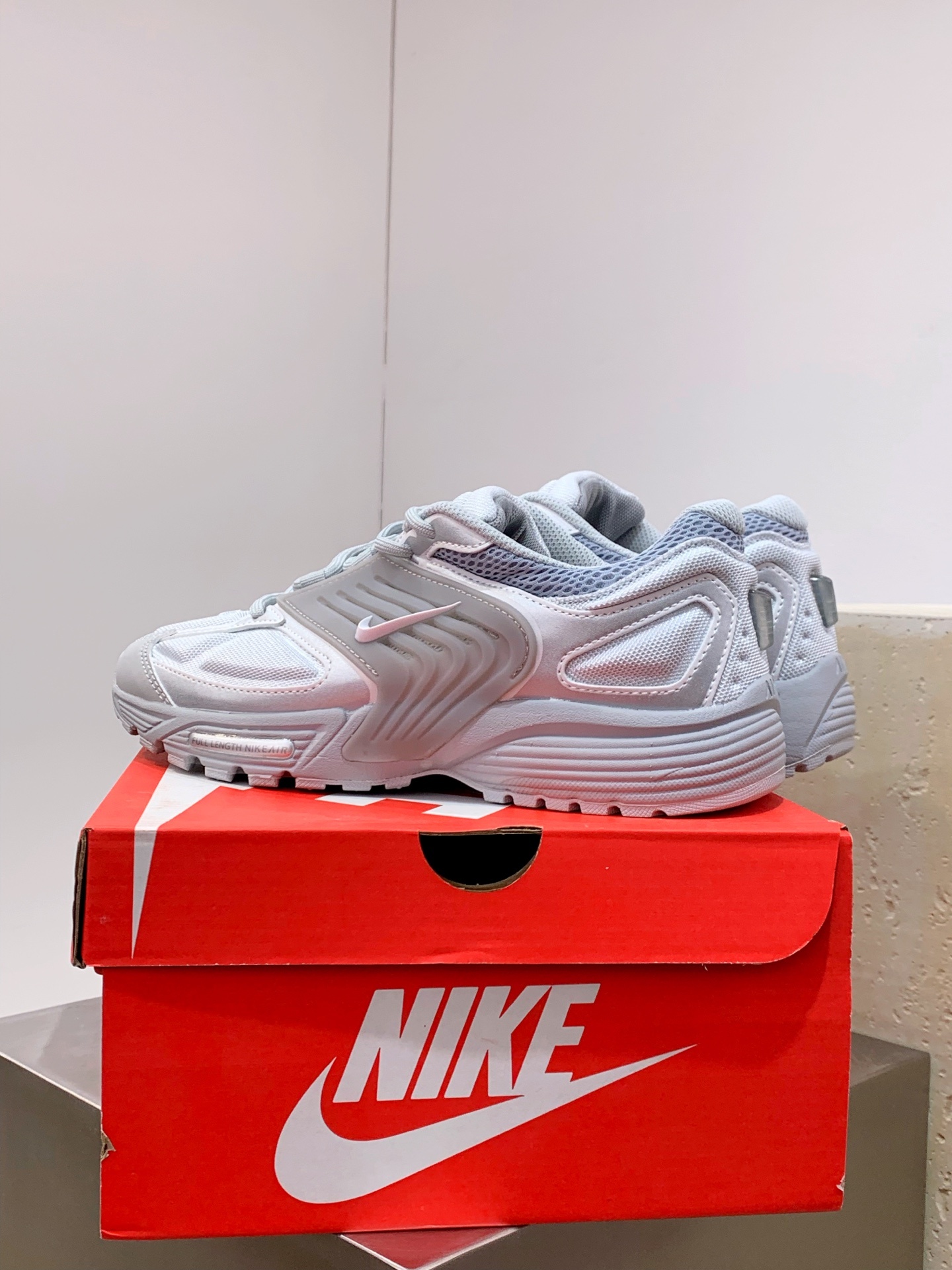Nike V2K Run White / Grey detail view 4