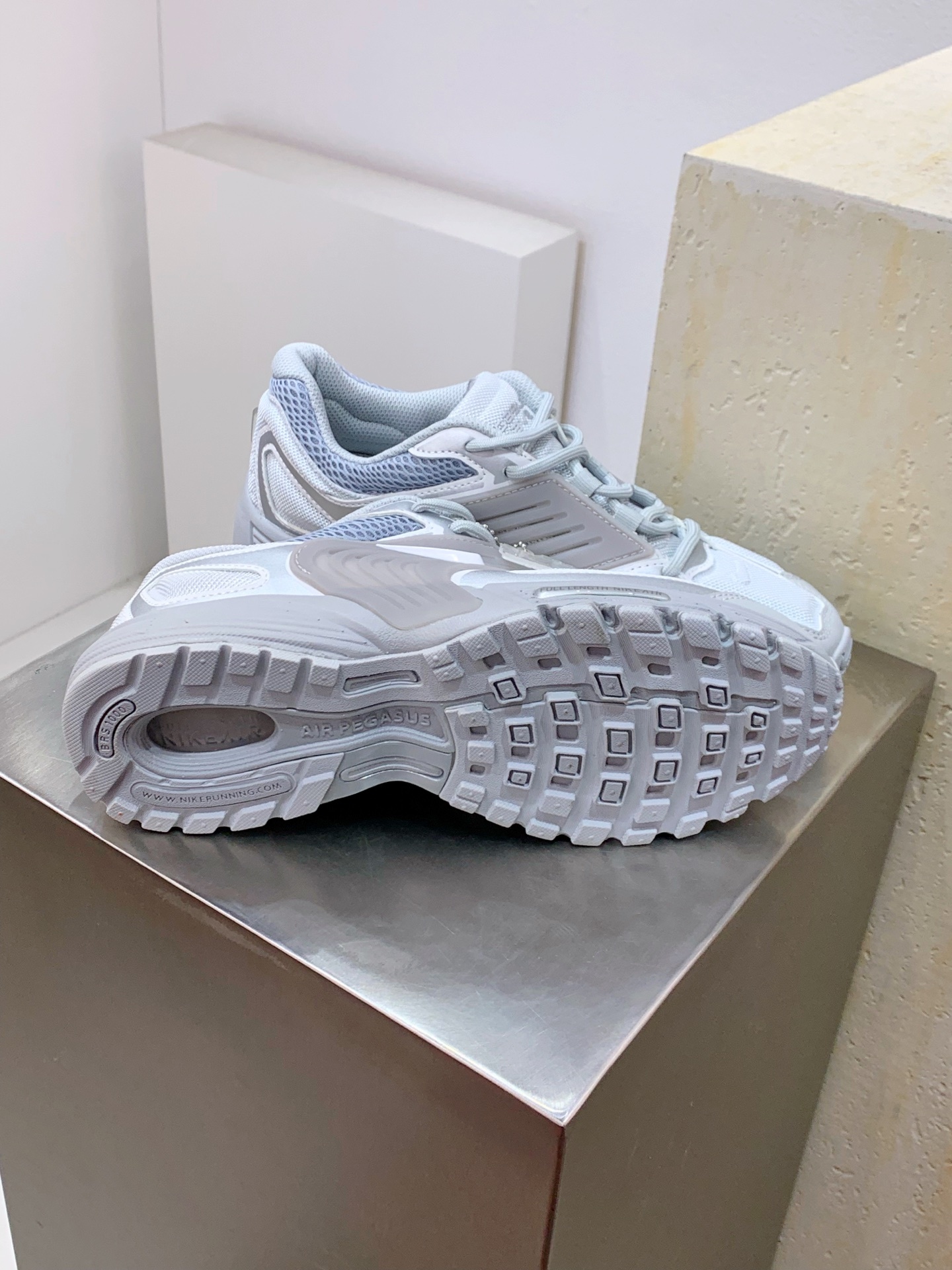 Nike V2K Run White / Grey detail view 6