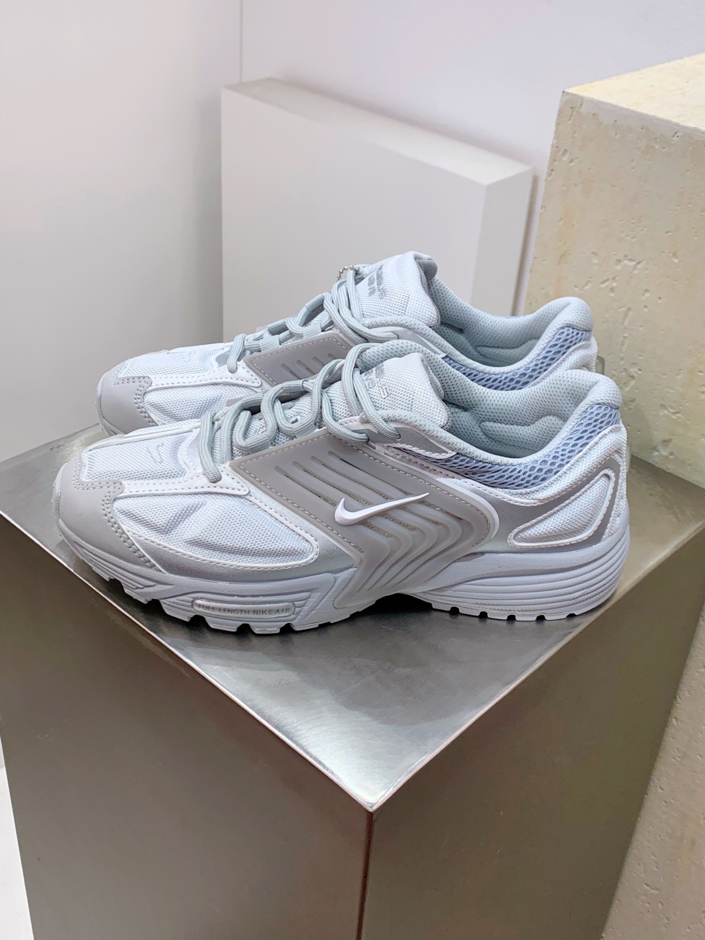 Nike V2K Run White / Grey detail view 8
