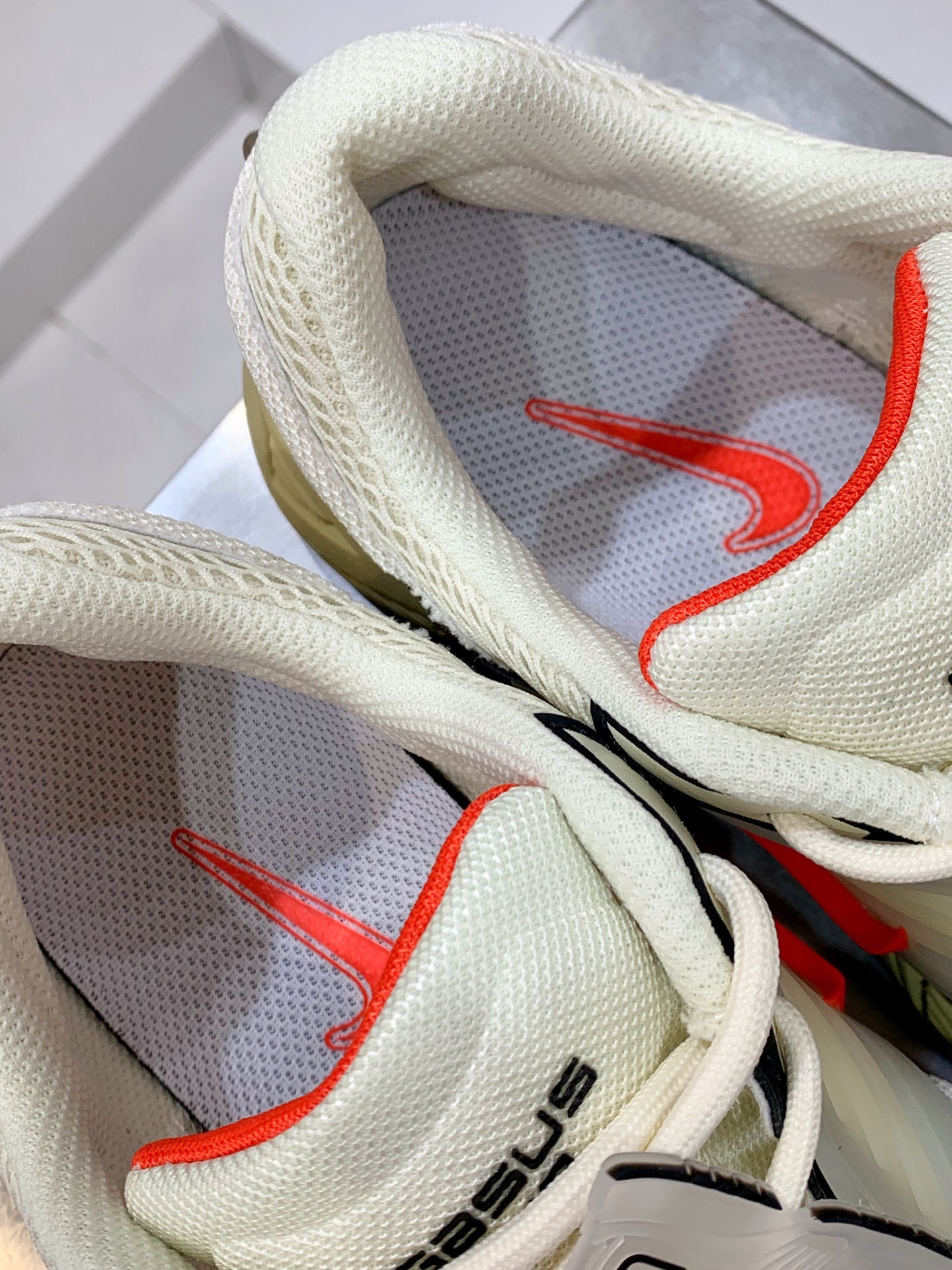 Nike V2K Run White / Grey detail view 2
