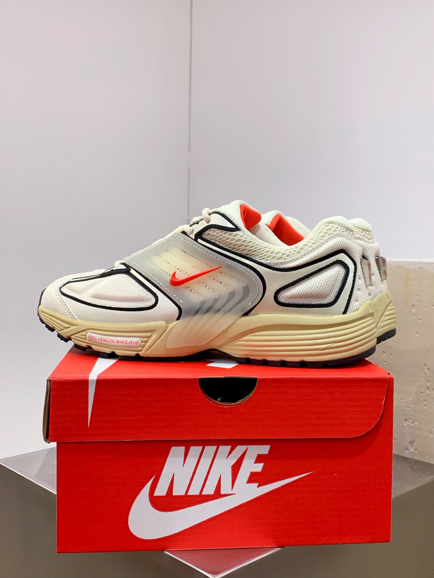 Nike V2K Run White / Grey detail view 4
