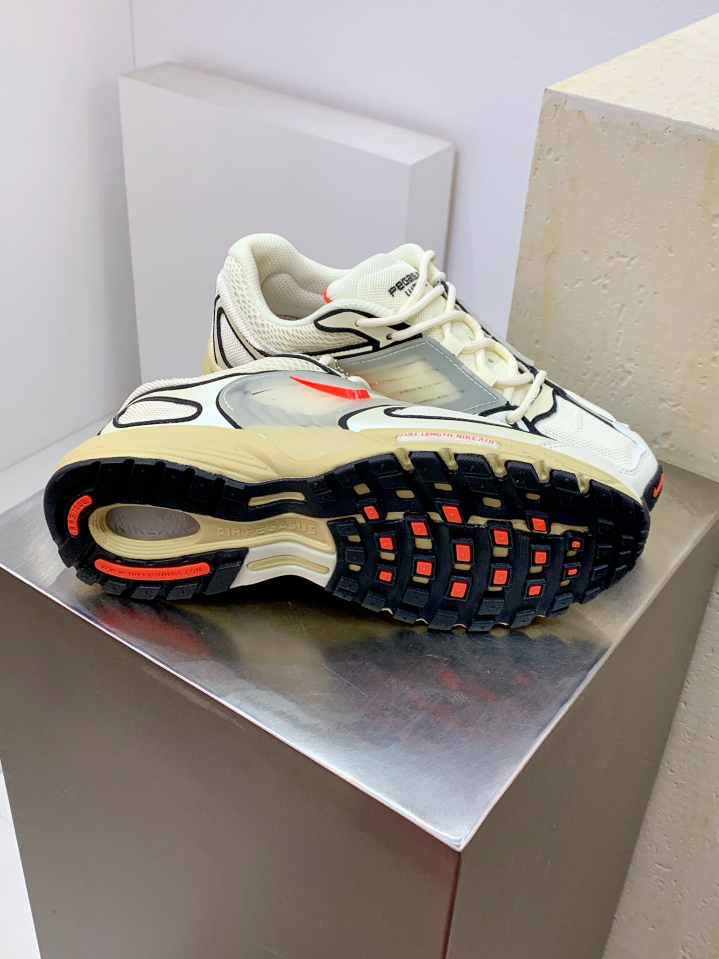 Nike V2K Run White / Grey detail view 6