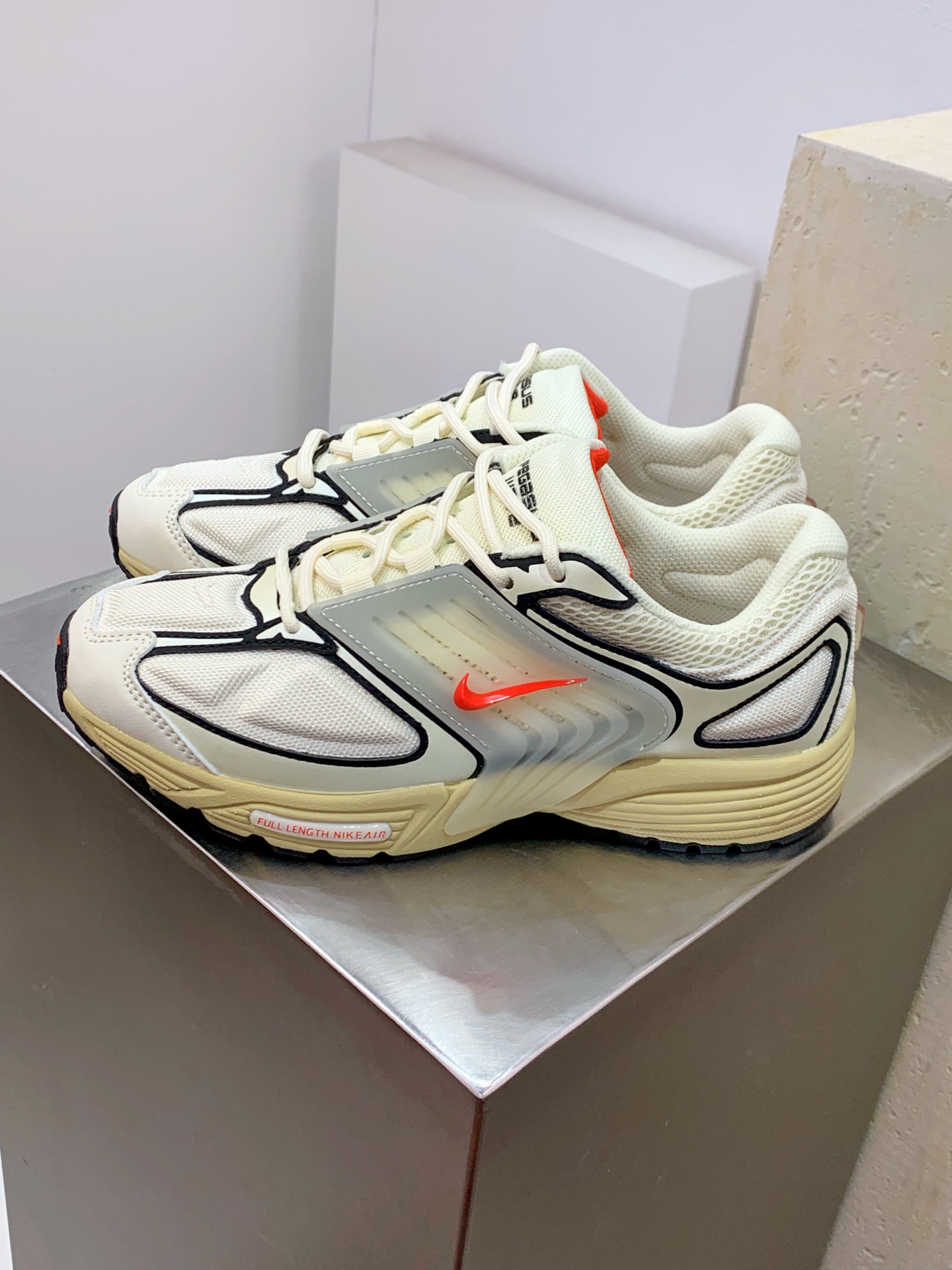 Nike V2K Run White / Grey detail view 8