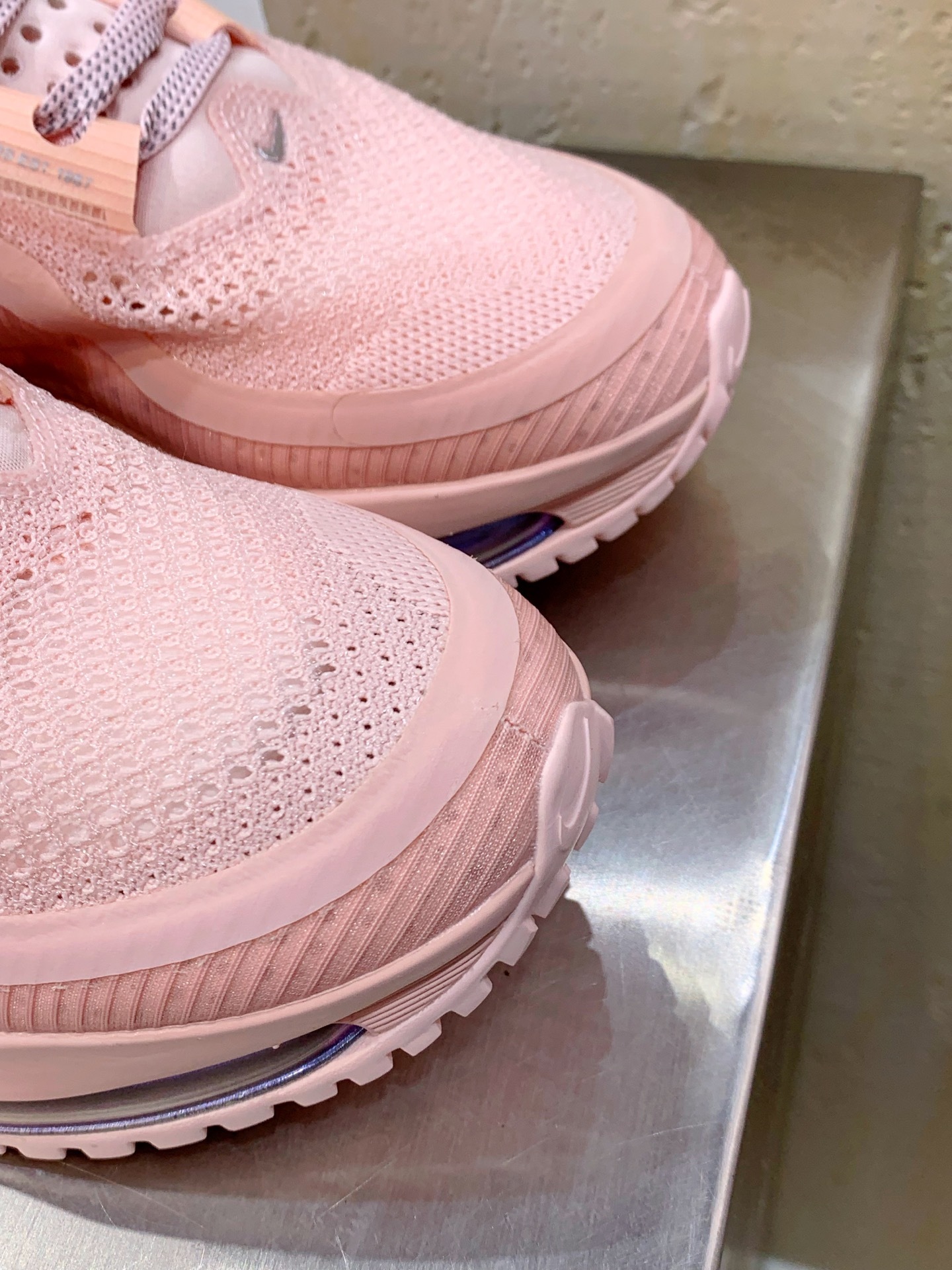 Nike V2K Run White / Pink detail view 1