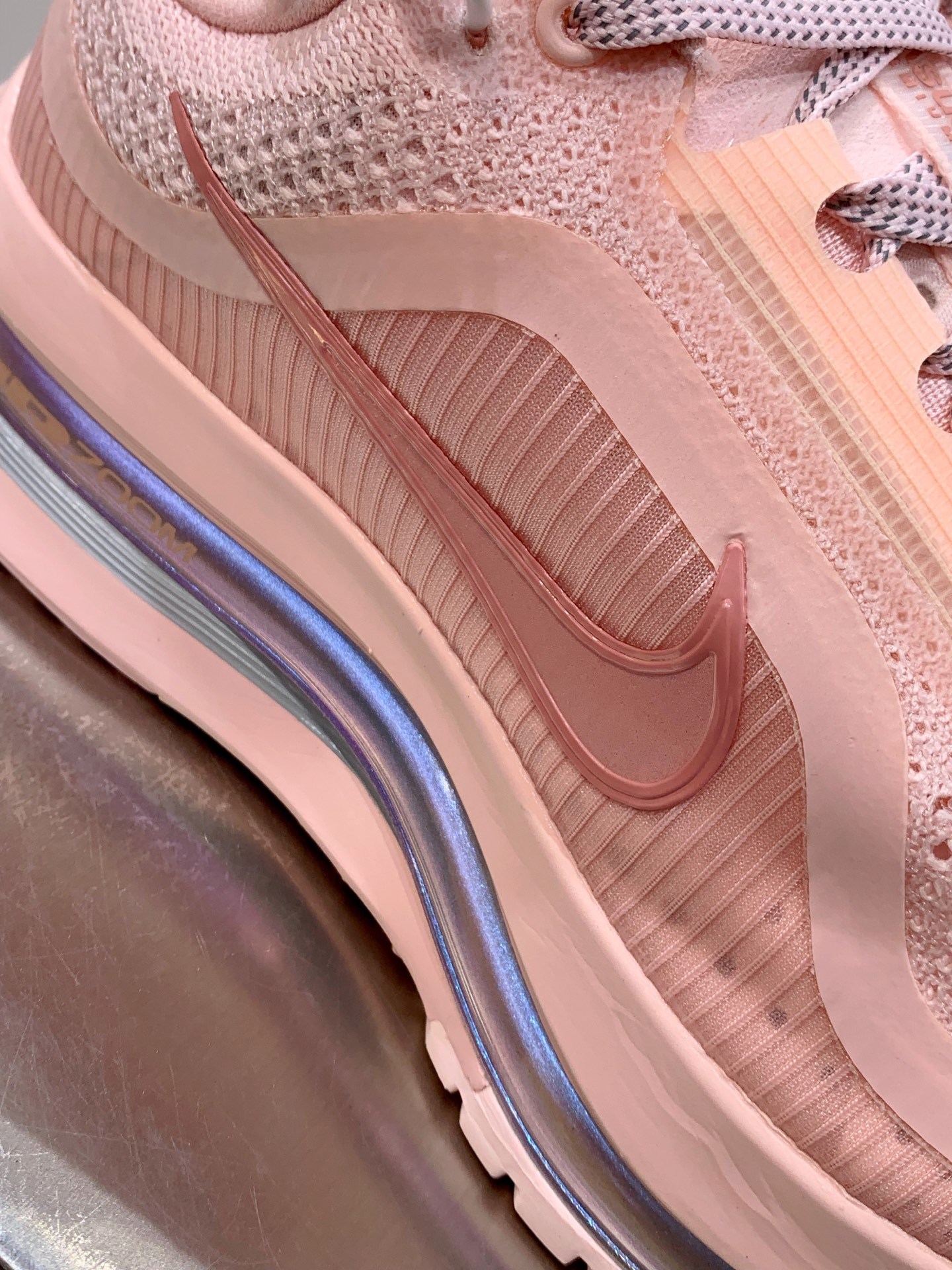 Nike V2K Run White / Pink detail view 2