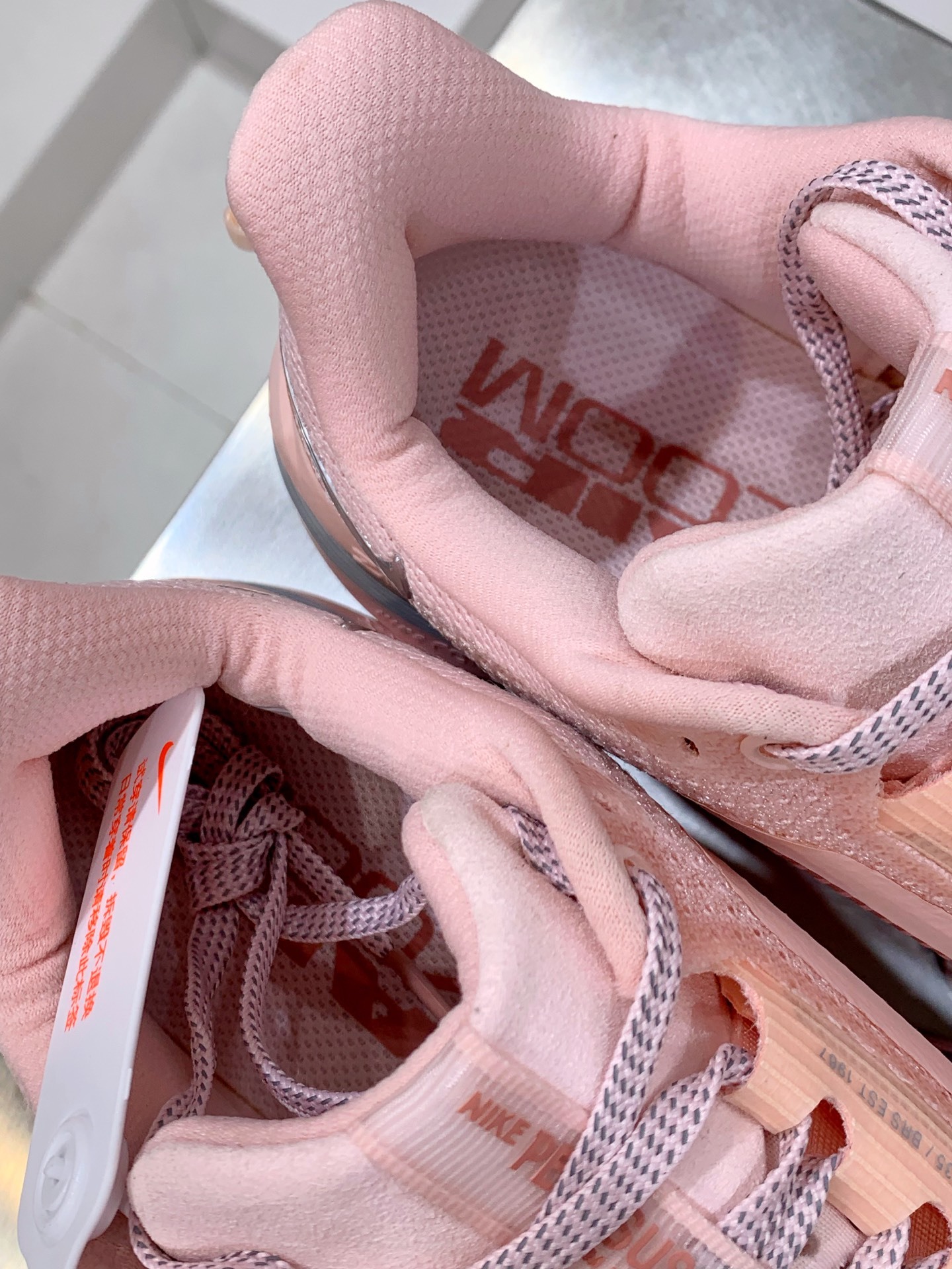 Nike V2K Run White / Pink detail view 3