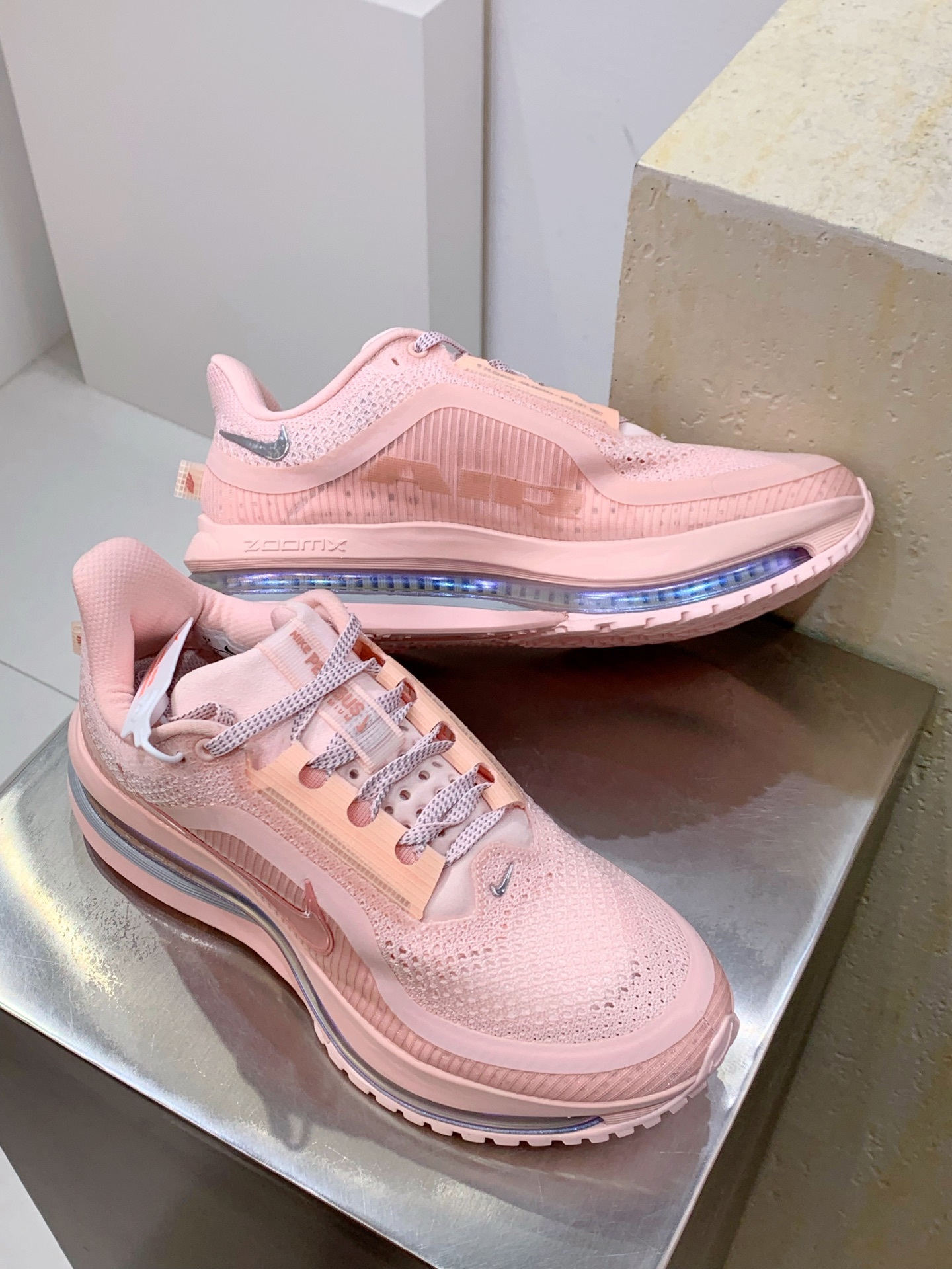 Nike V2K Run White / Pink detail view 8