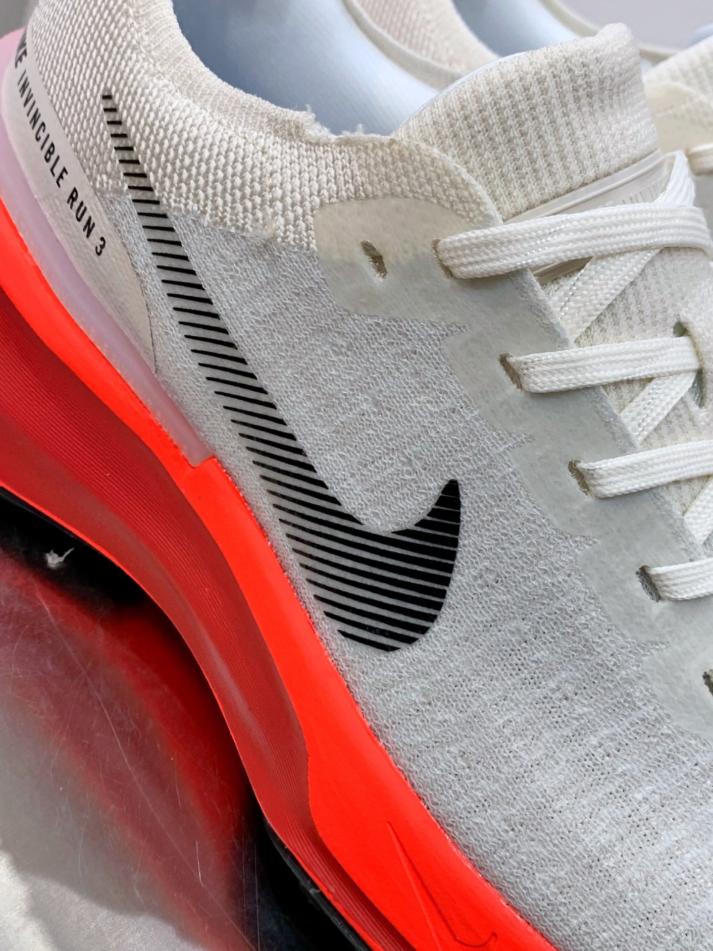 Nike V2K Run White / Grey detail view 1