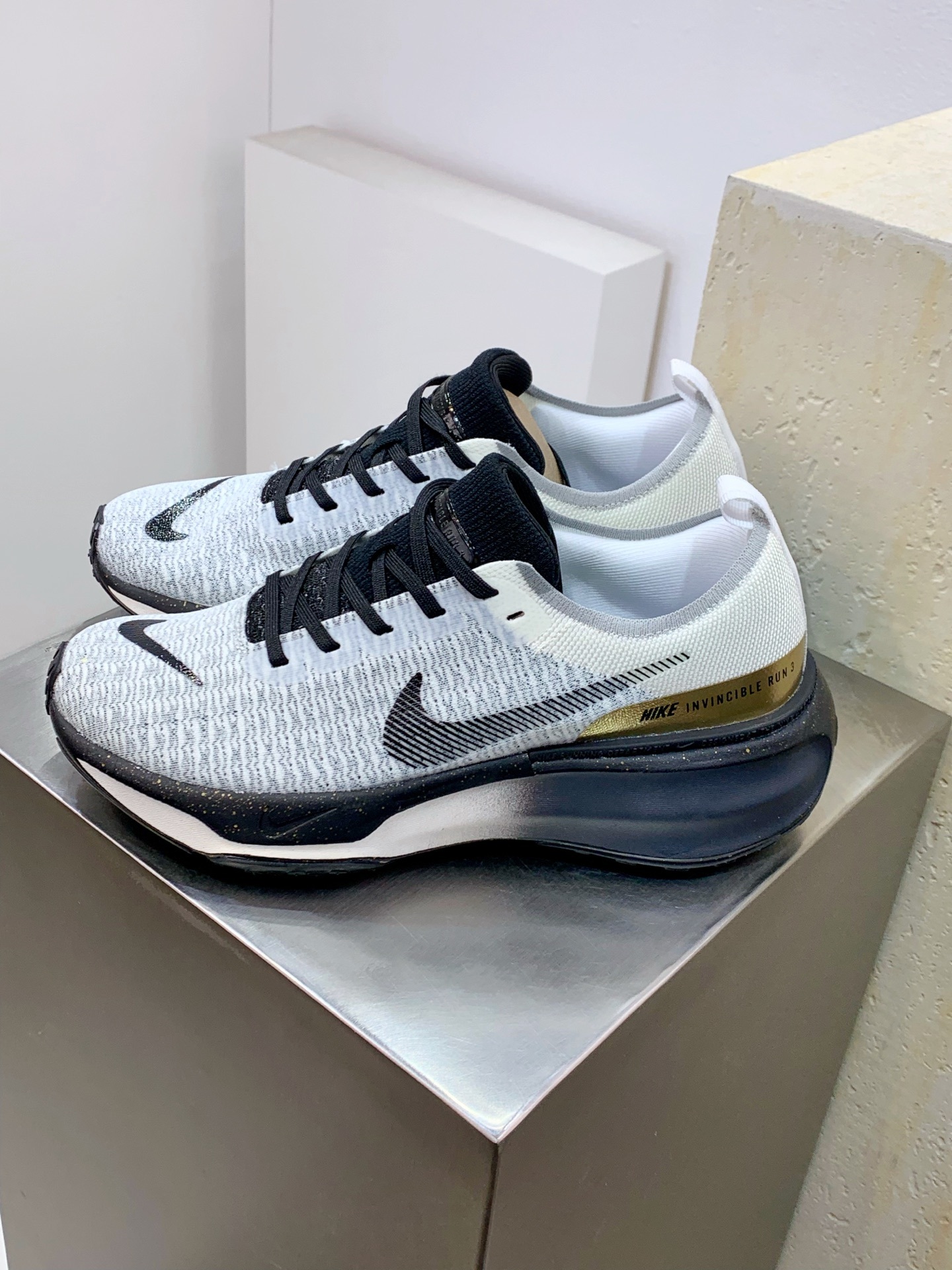 Nike V2K Run White / Grey detail view 2