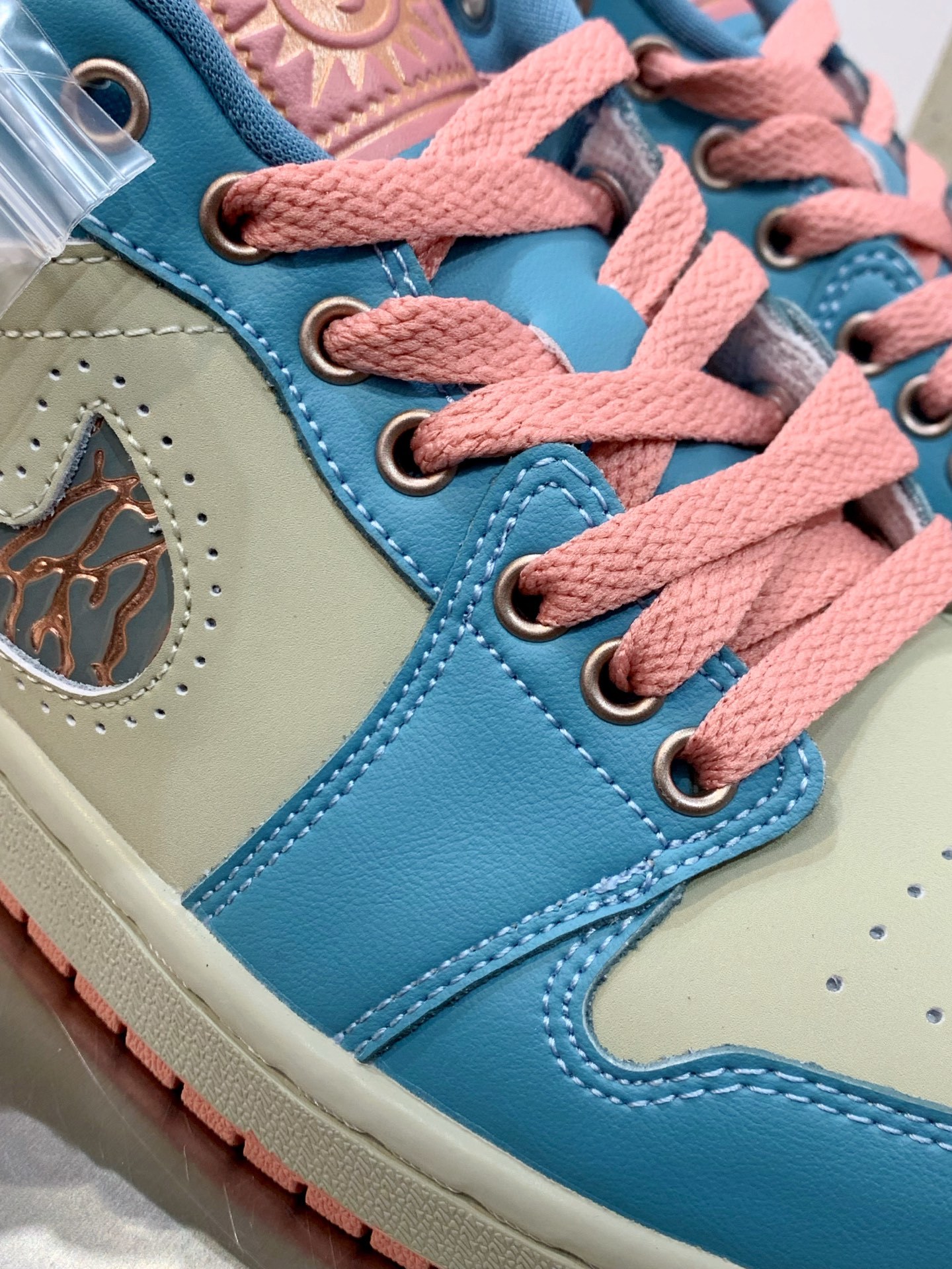 Nike Dunk Low White / Blue detail view 1