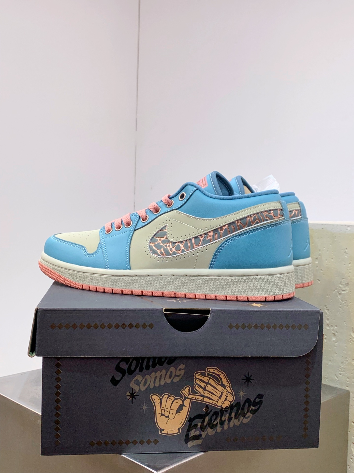 Nike Dunk Low White / Blue detail view 4