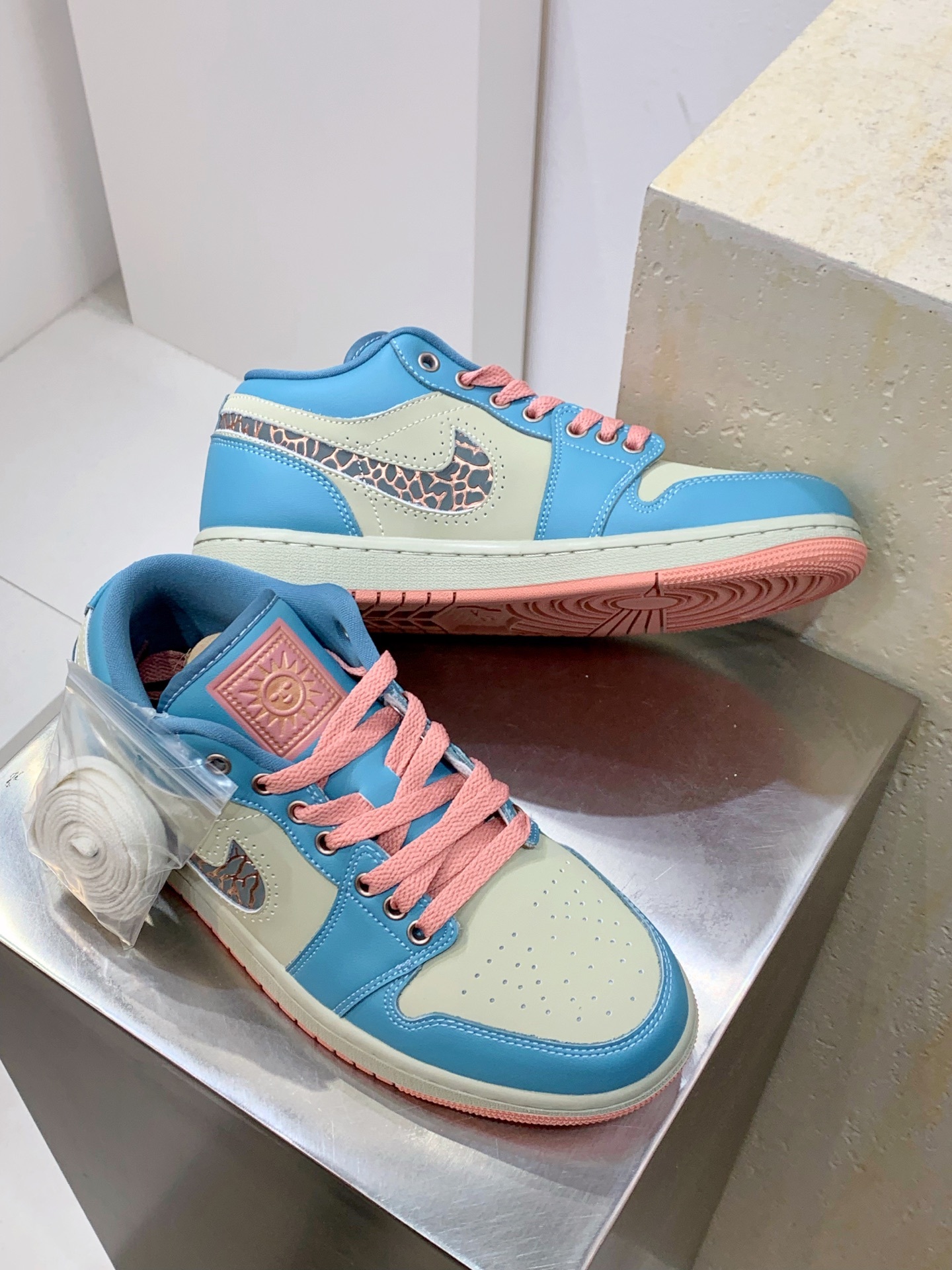 Nike Dunk Low White / Blue detail view 7