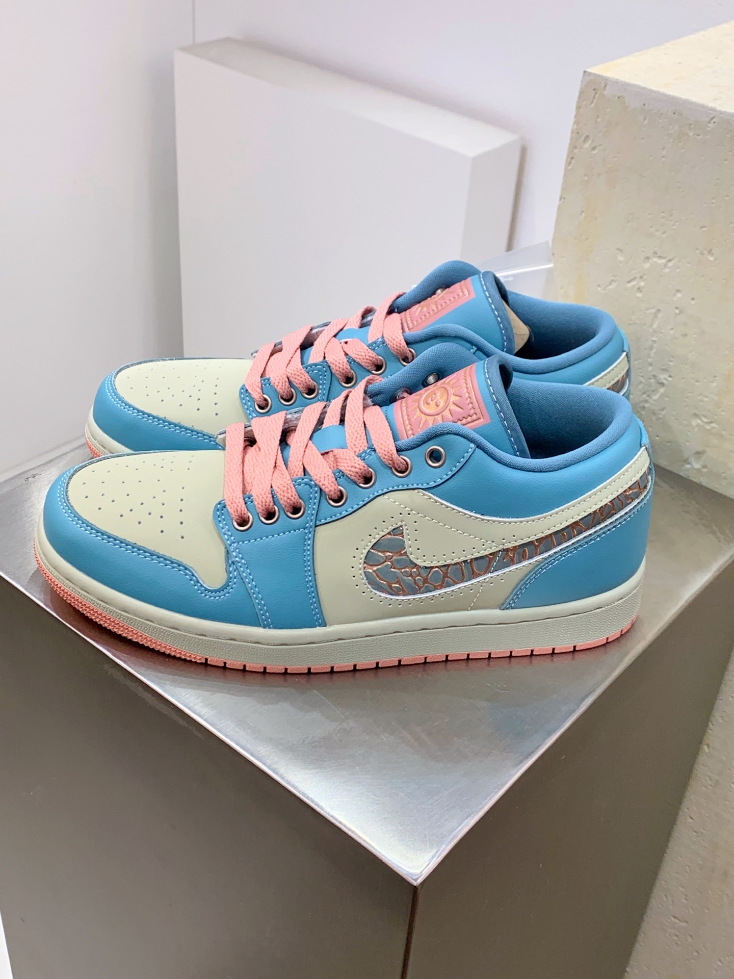 Nike Dunk Low White / Blue detail view 8