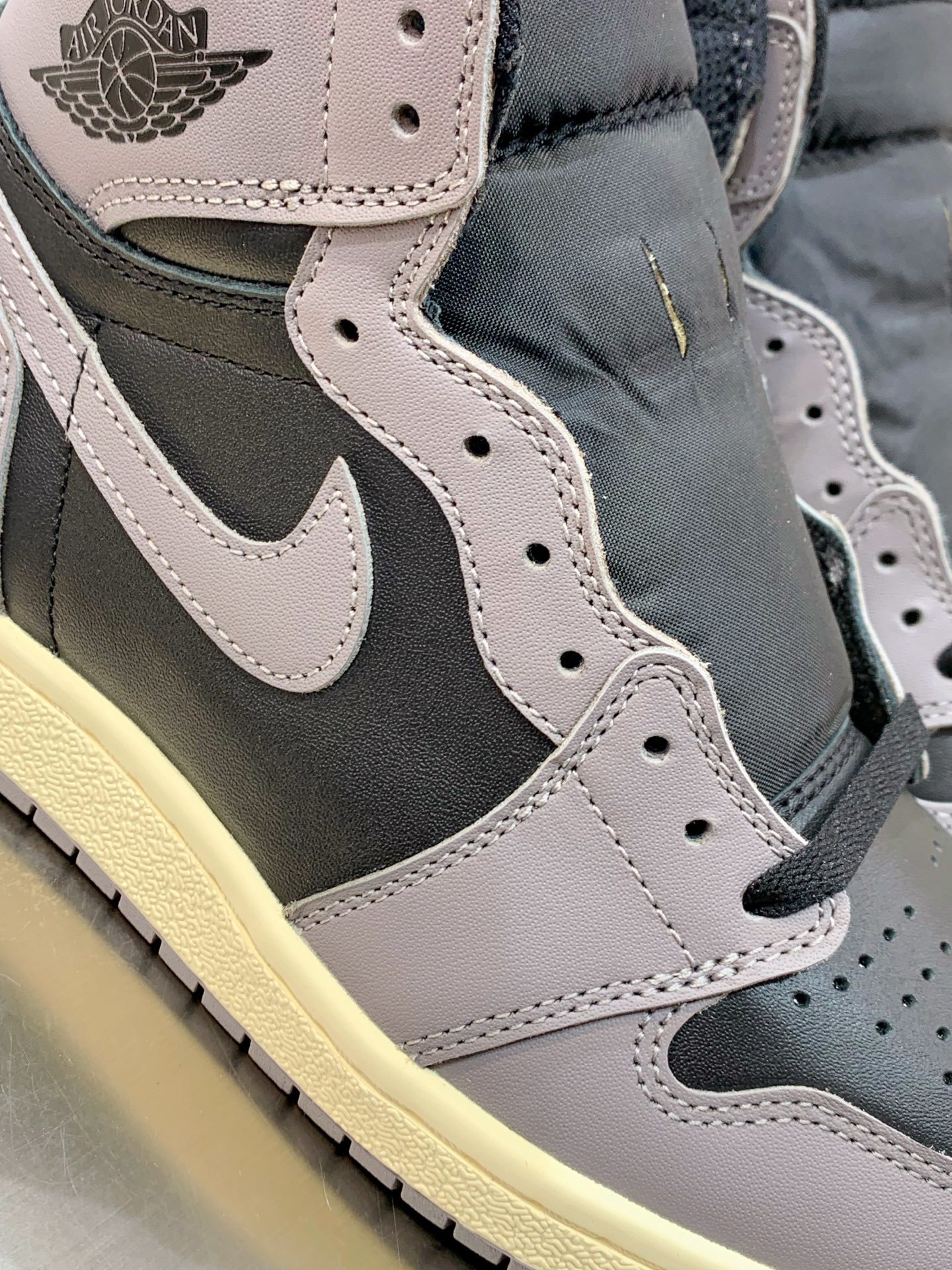 Nike Dunk Low Grey / White detail view 1