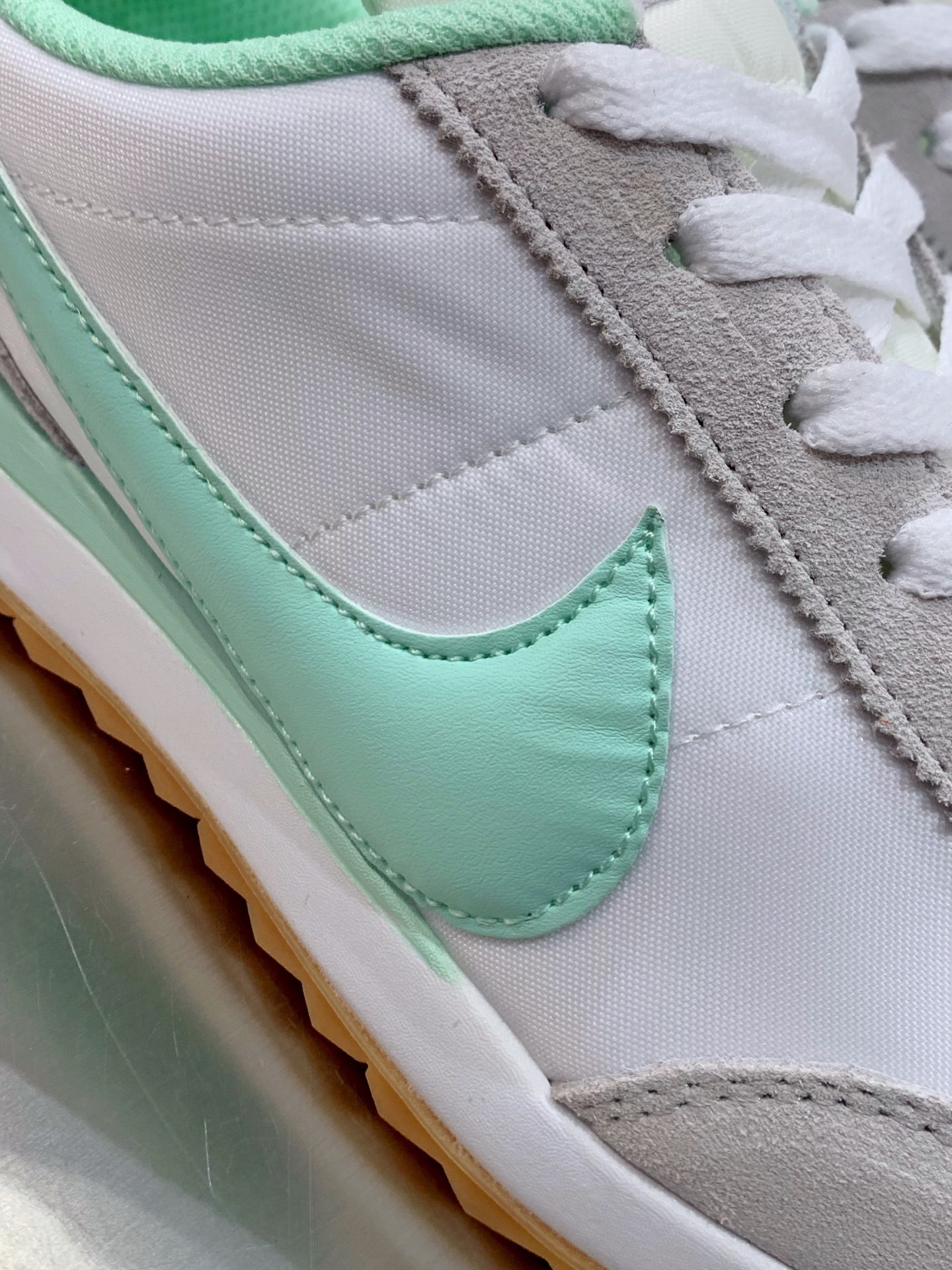 Nike Dunk Low White / Grey detail view 1