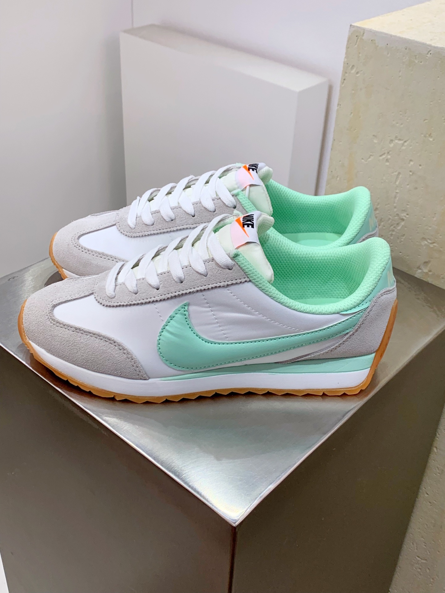 Nike Dunk Low White / Grey detail view 8