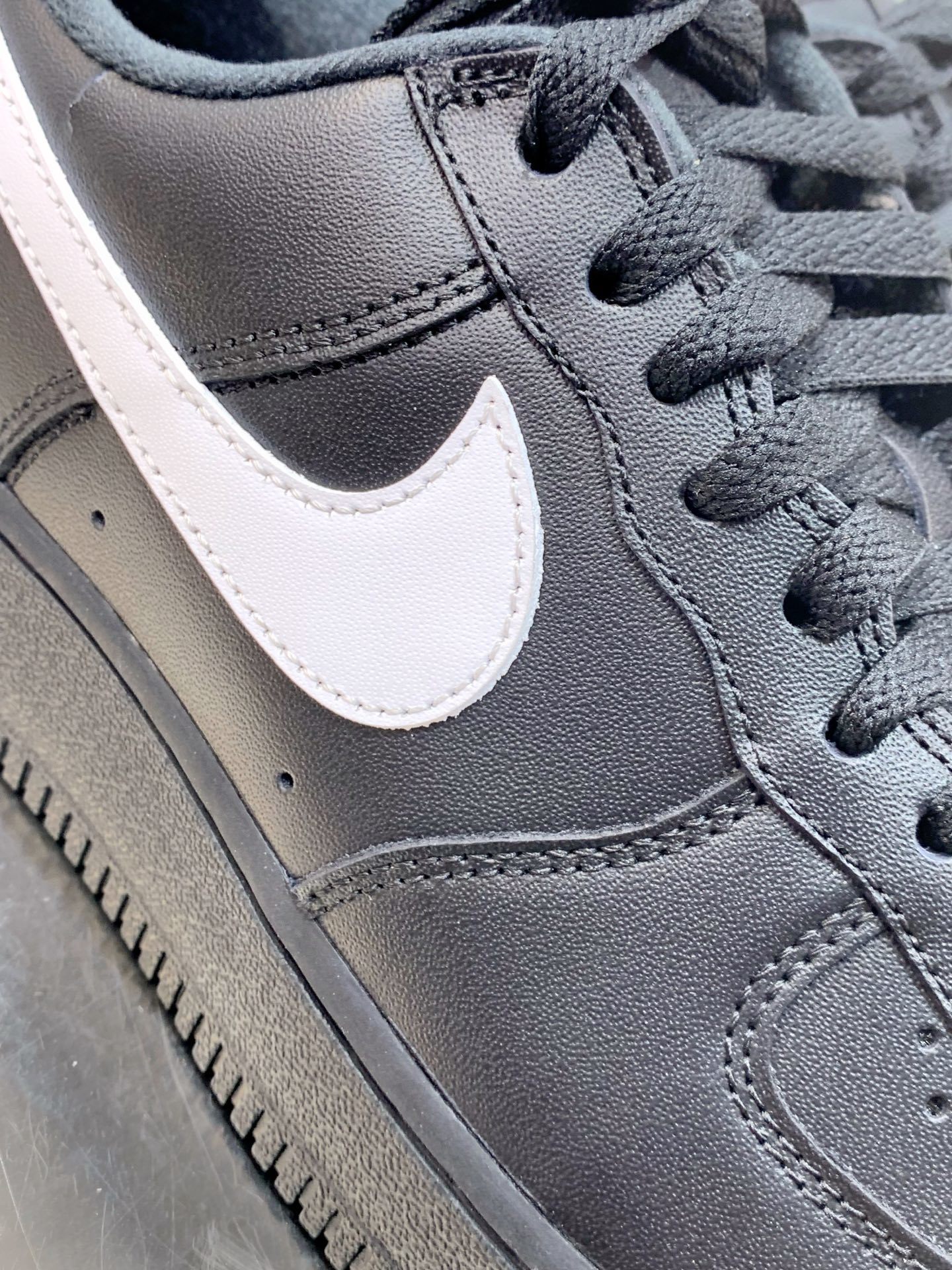 Nike Air Force 1 Low Grey / White detail view 1