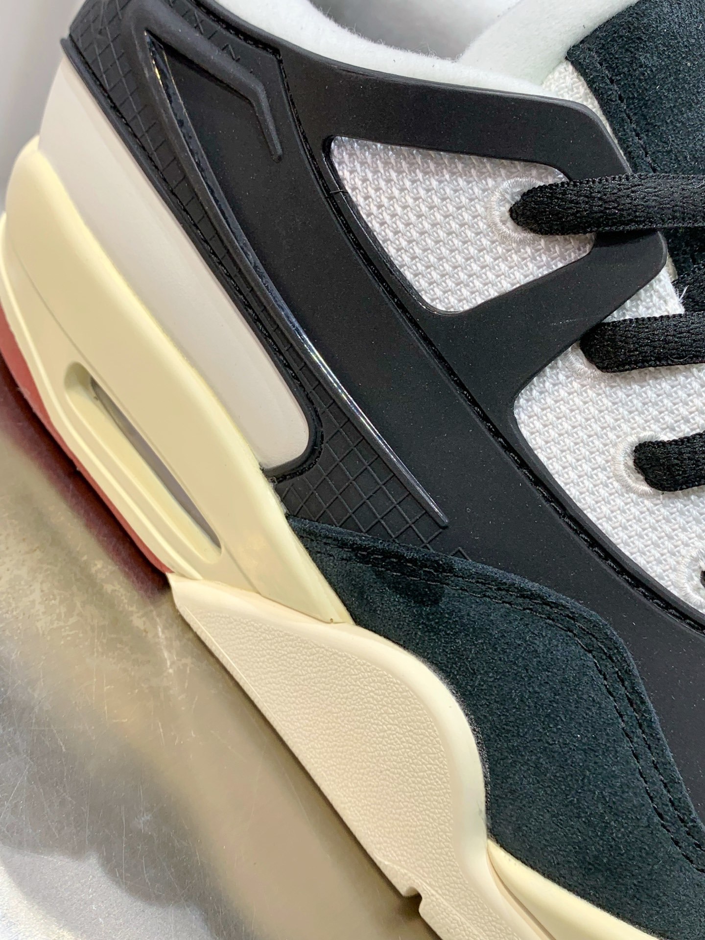 Nike Air Force 1 Low White / Black detail view 1