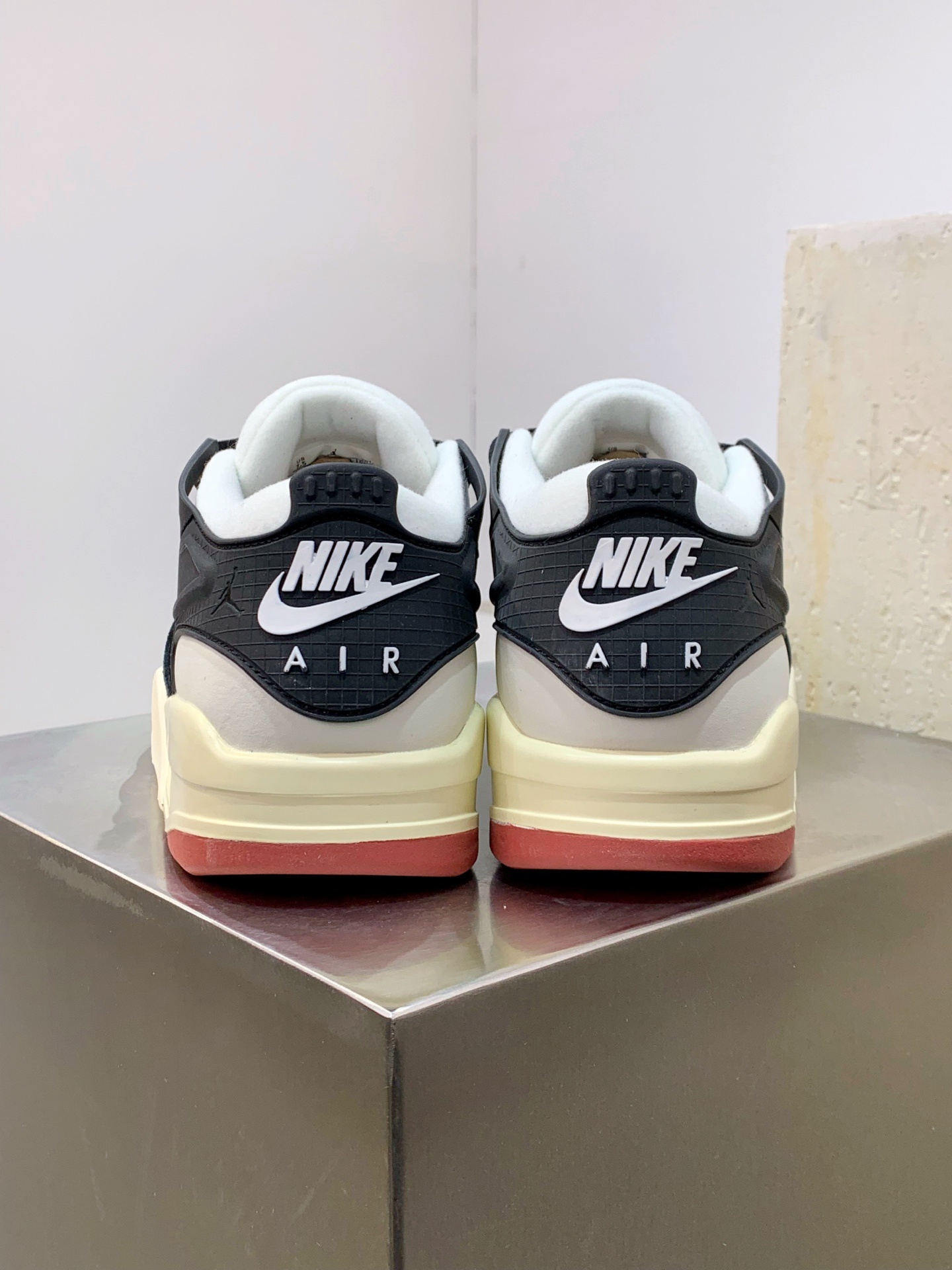 Nike Air Force 1 Low White / Black detail view 3