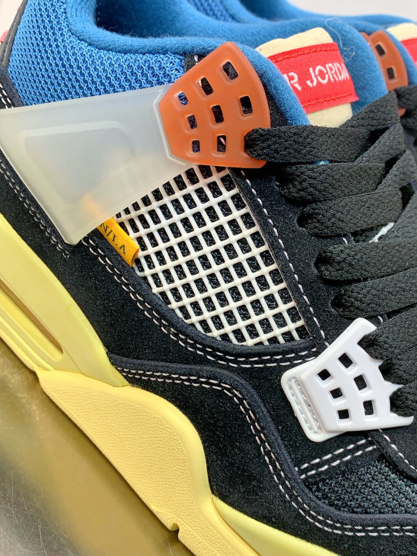Air Jordan 4 Grey / White detail view 1