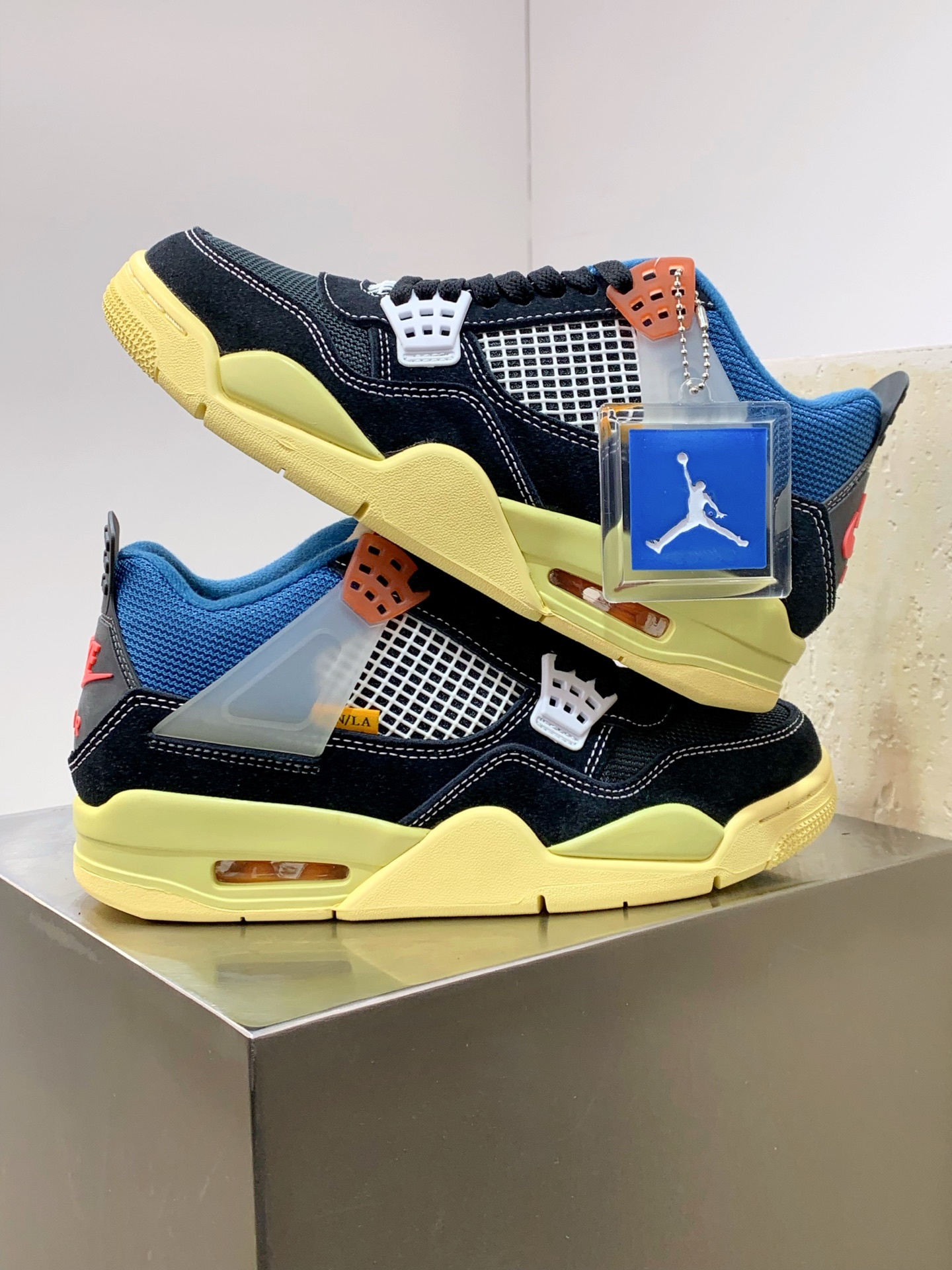 Air Jordan 4 Grey / White detail view 5
