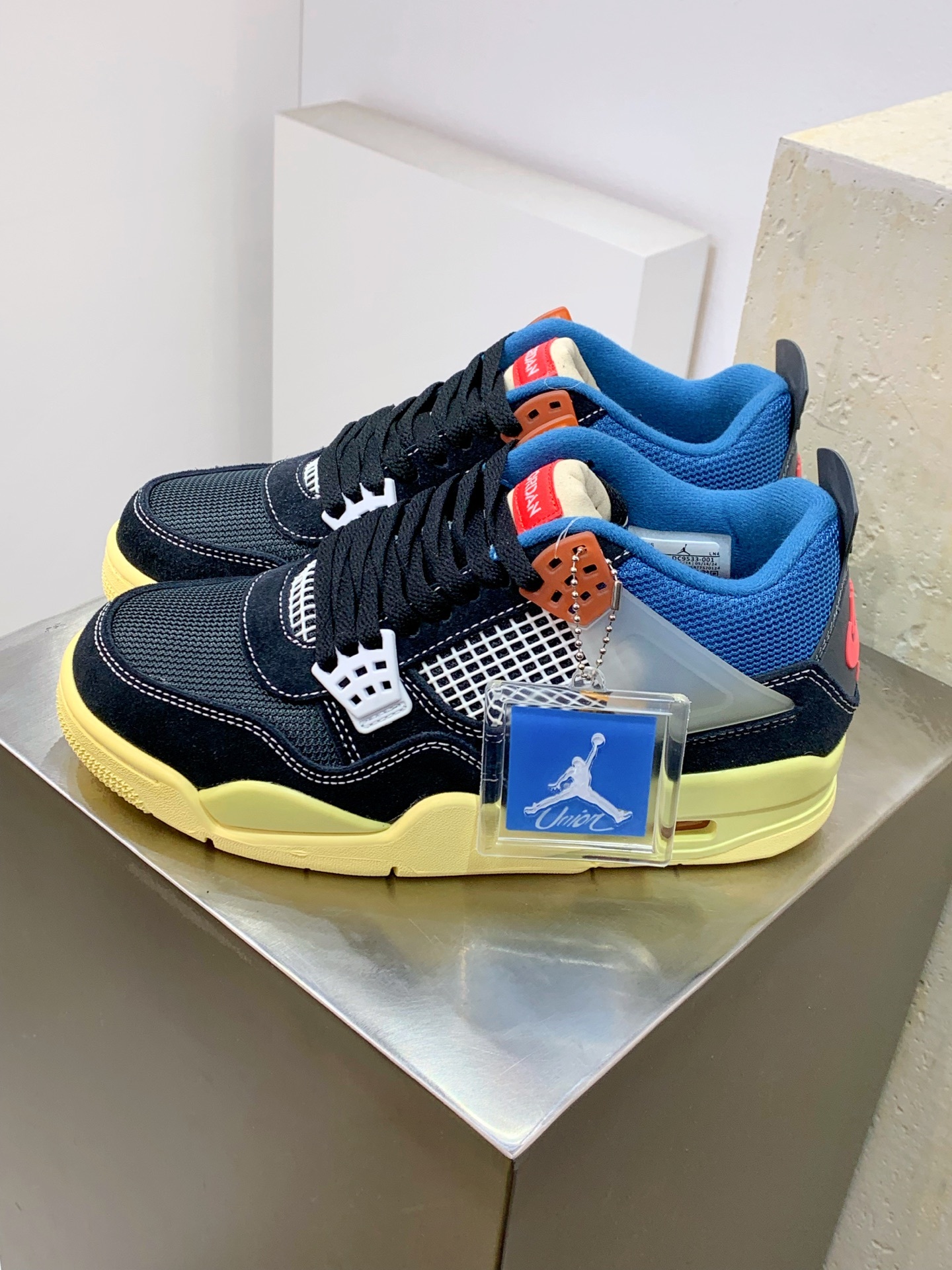 Air Jordan 4 Grey / White detail view 8