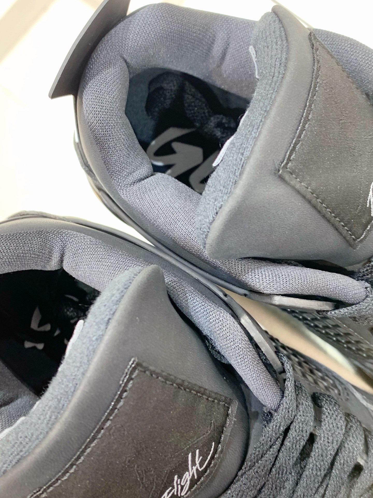 Air Jordan 4 Grey / White detail view 2