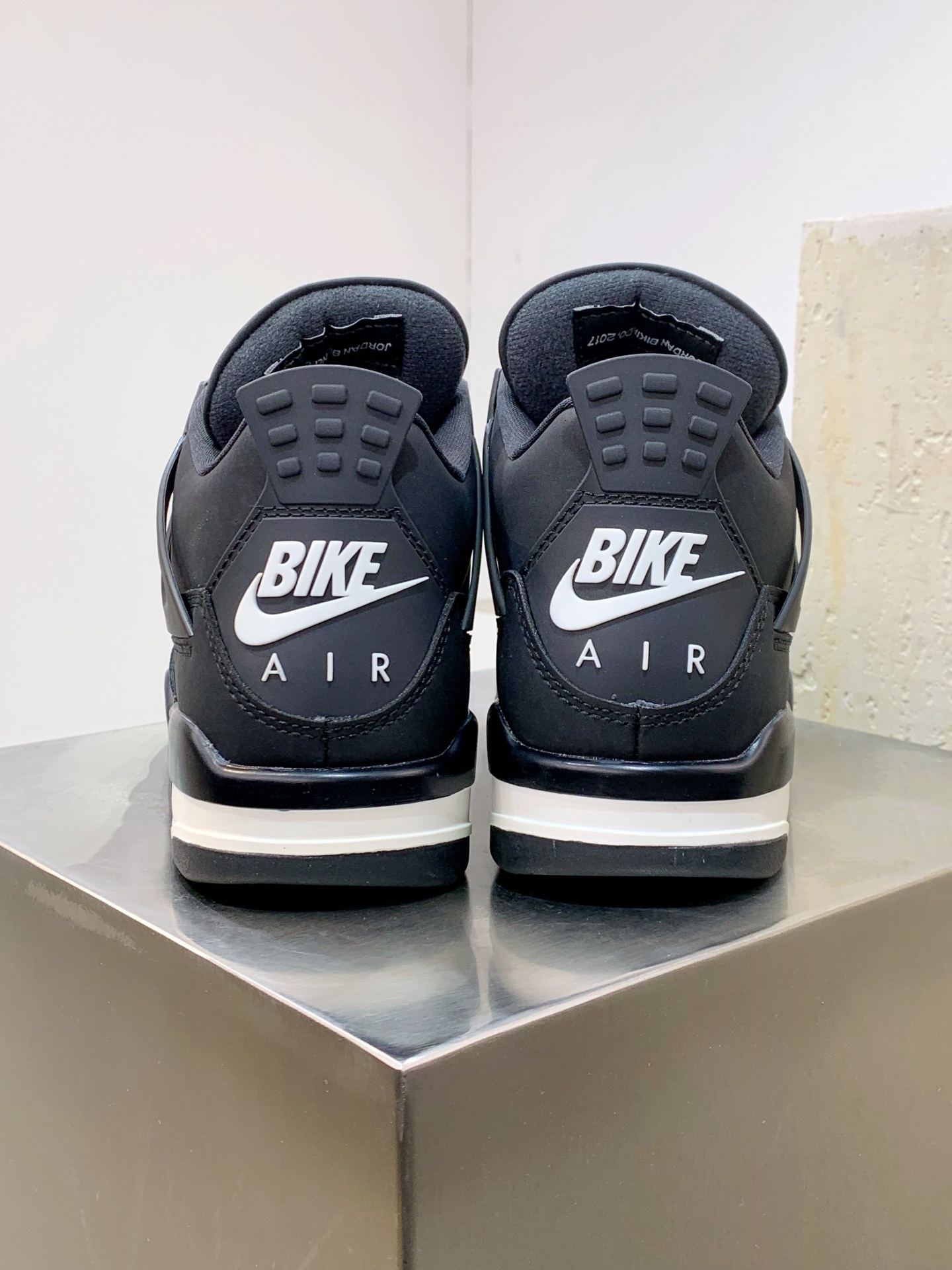 Air Jordan 4 Grey / White detail view 3