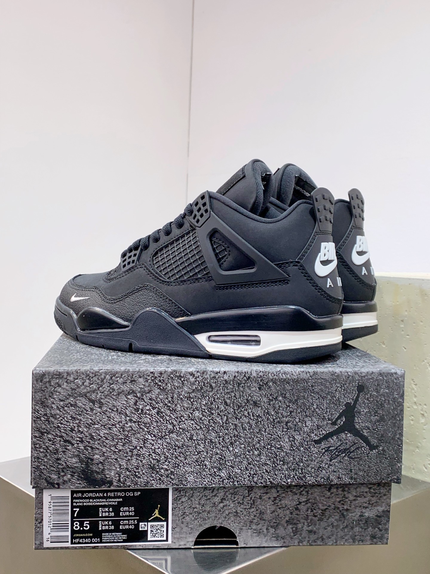 Air Jordan 4 Grey / White detail view 4