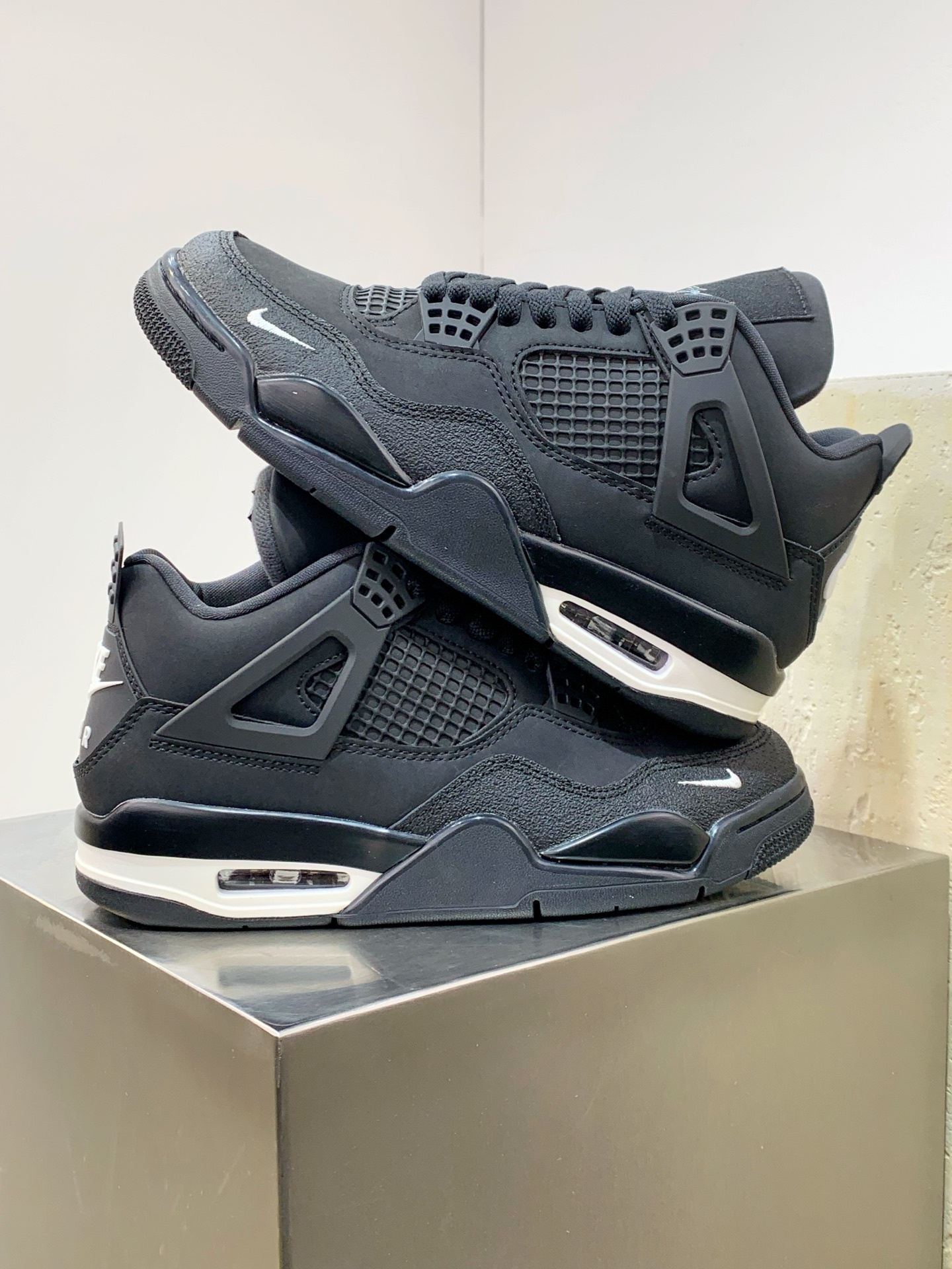 Air Jordan 4 Grey / White detail view 5