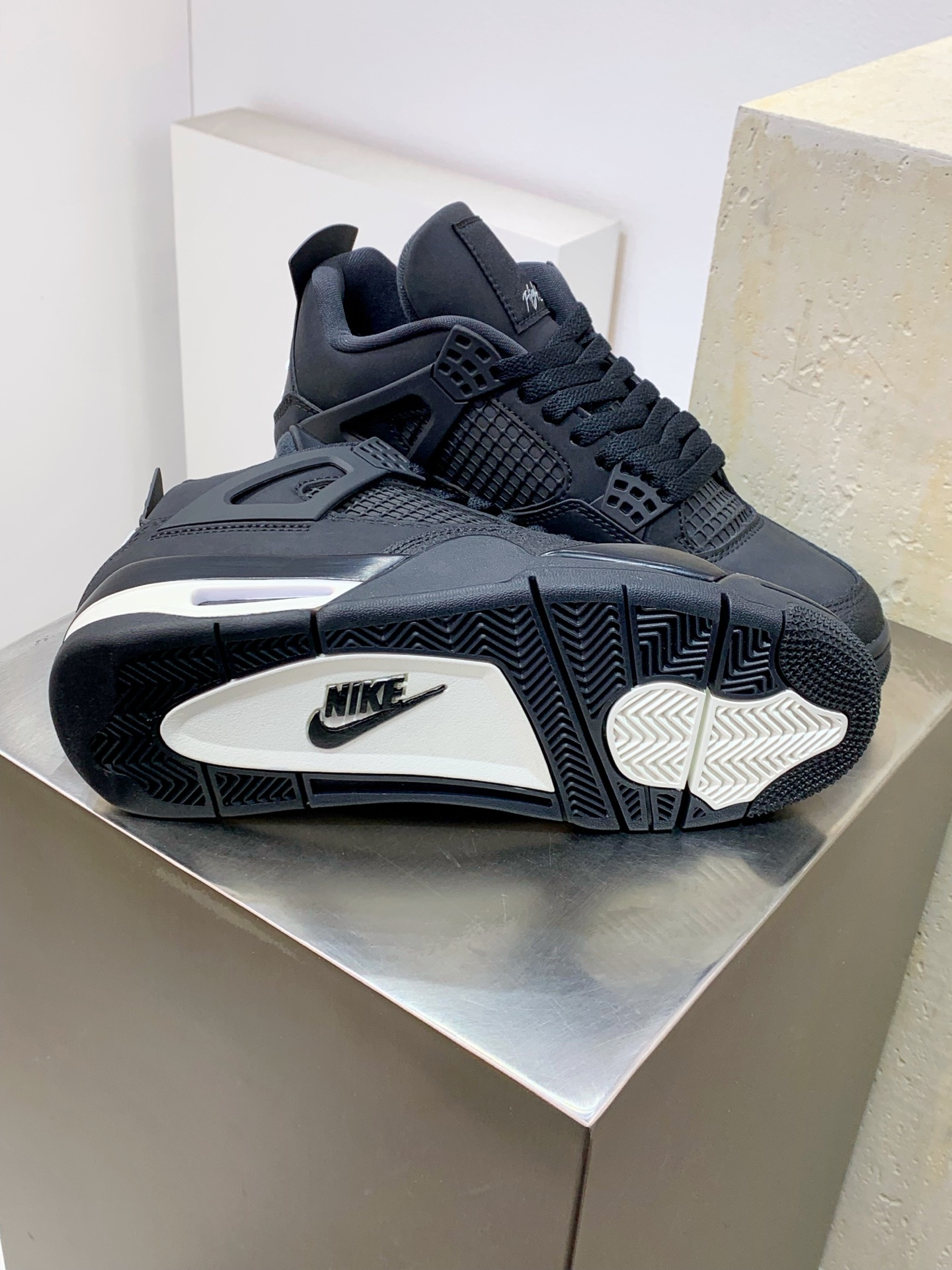 Air Jordan 4 Grey / White detail view 6