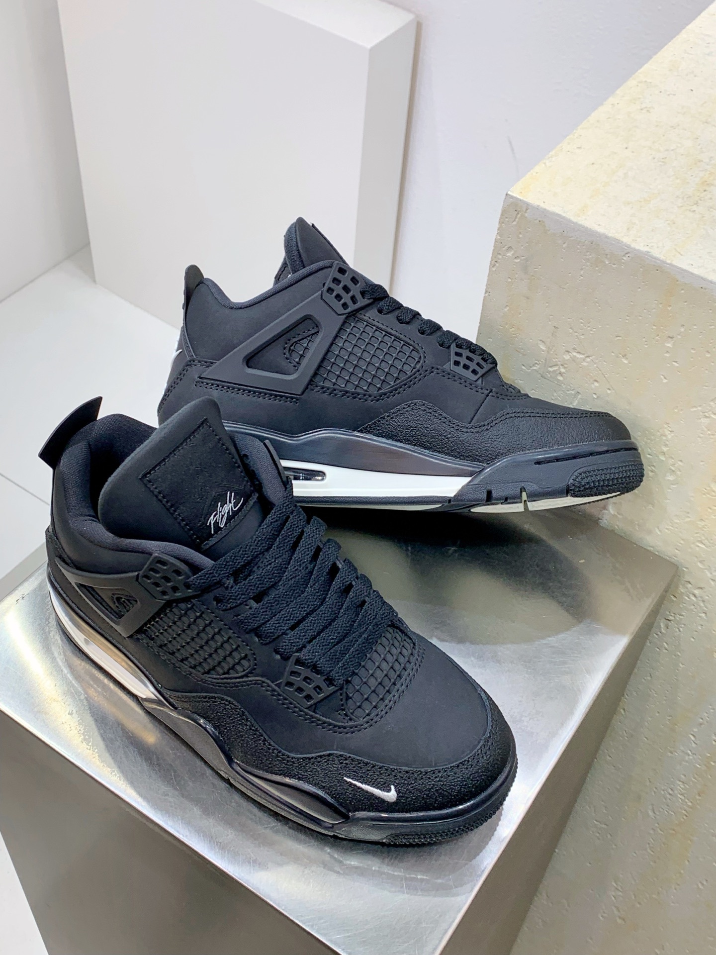 Air Jordan 4 Grey / White detail view 7