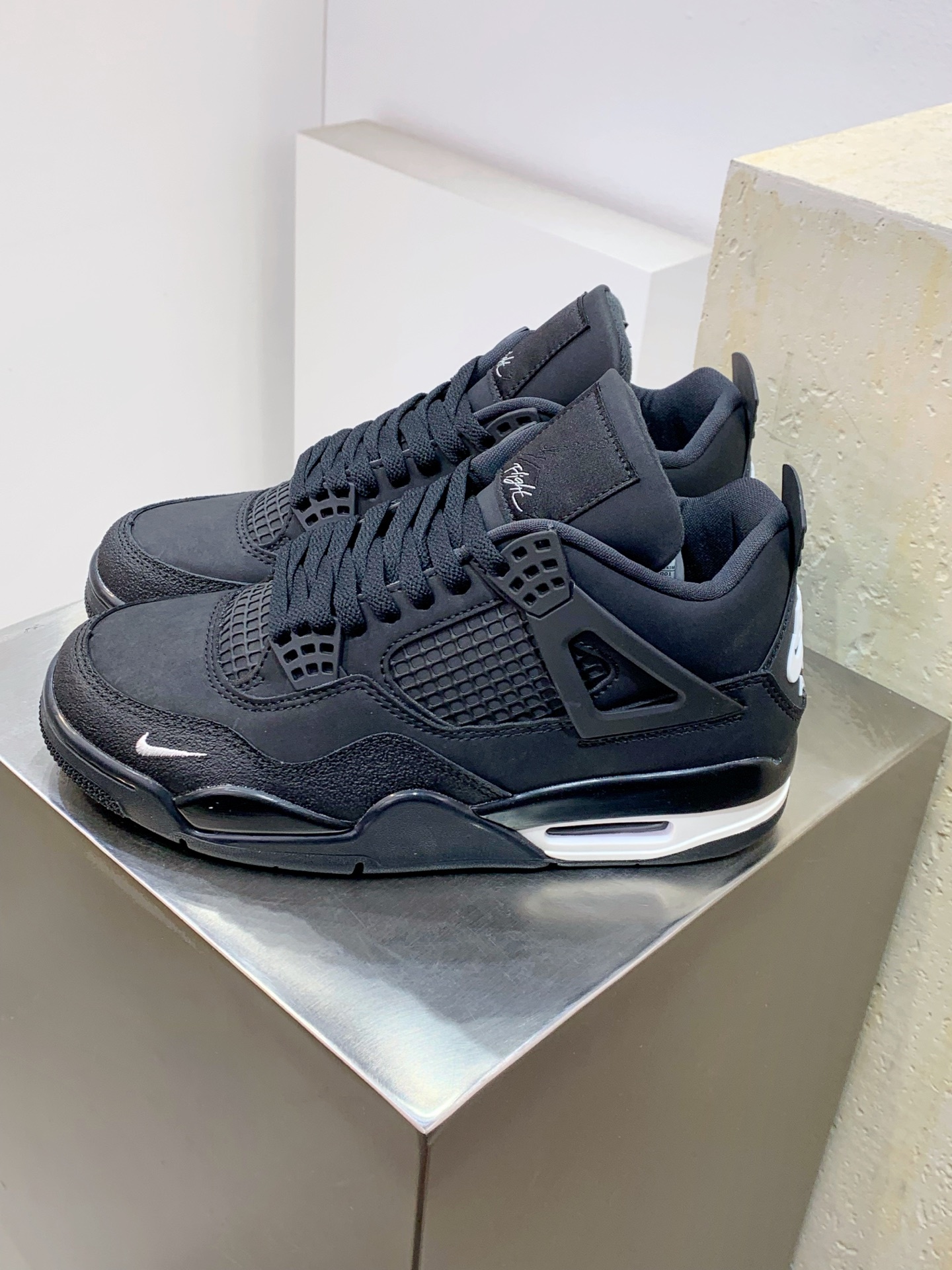 Air Jordan 4 Grey / White detail view 8