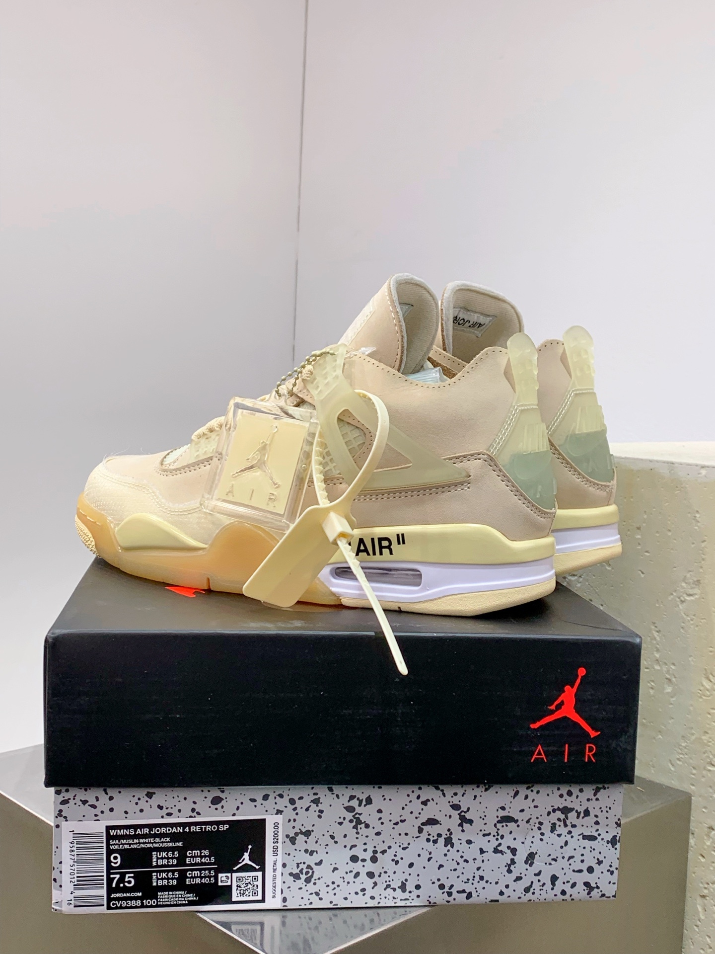 Air Jordan 4 White / Grey detail view 4